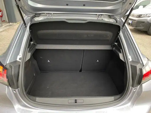 Peugeot 208 view 9