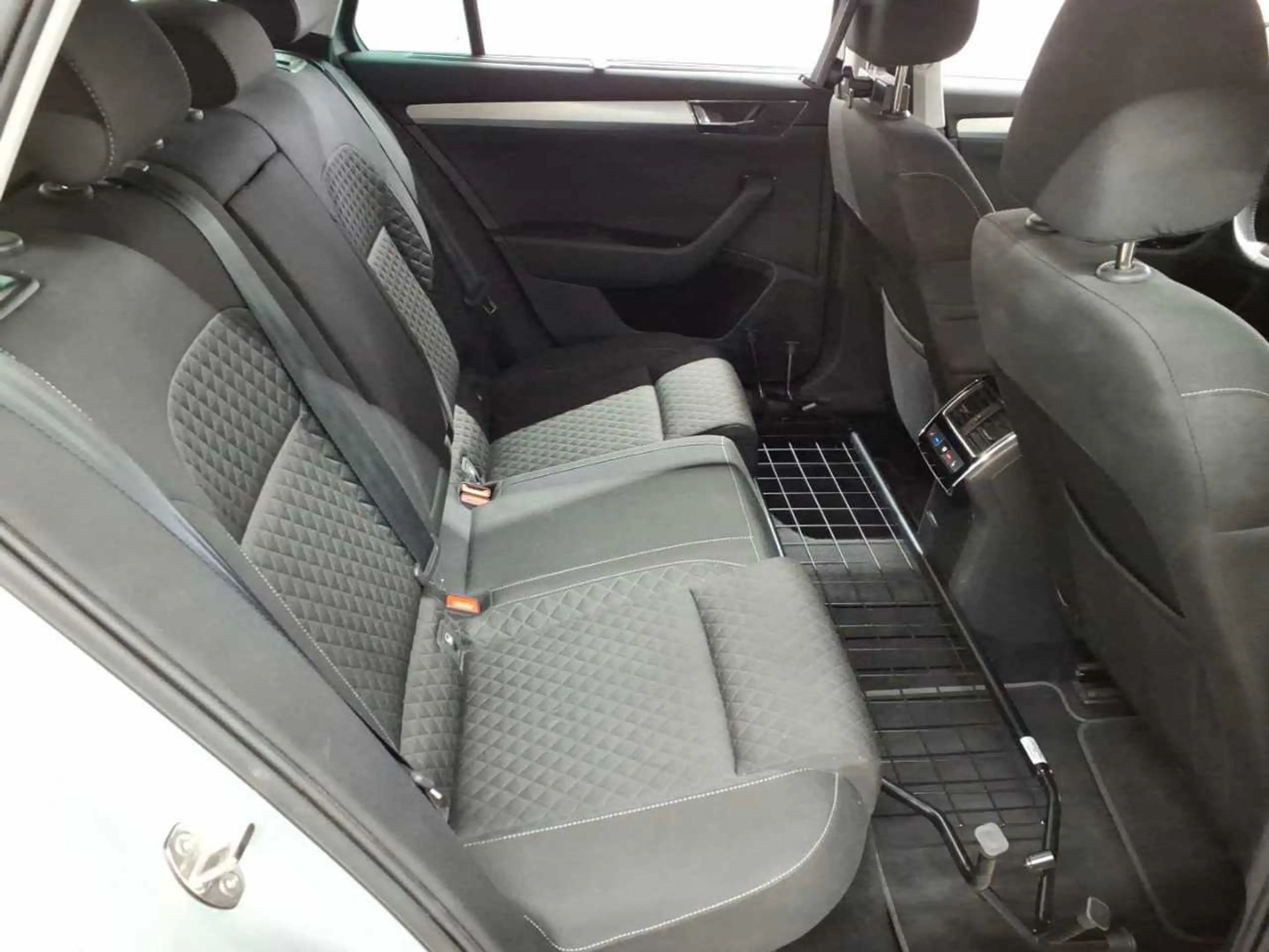 Skoda Superb Superb Combi 4x4 Ambition AHK NAV SHZ — photo 14