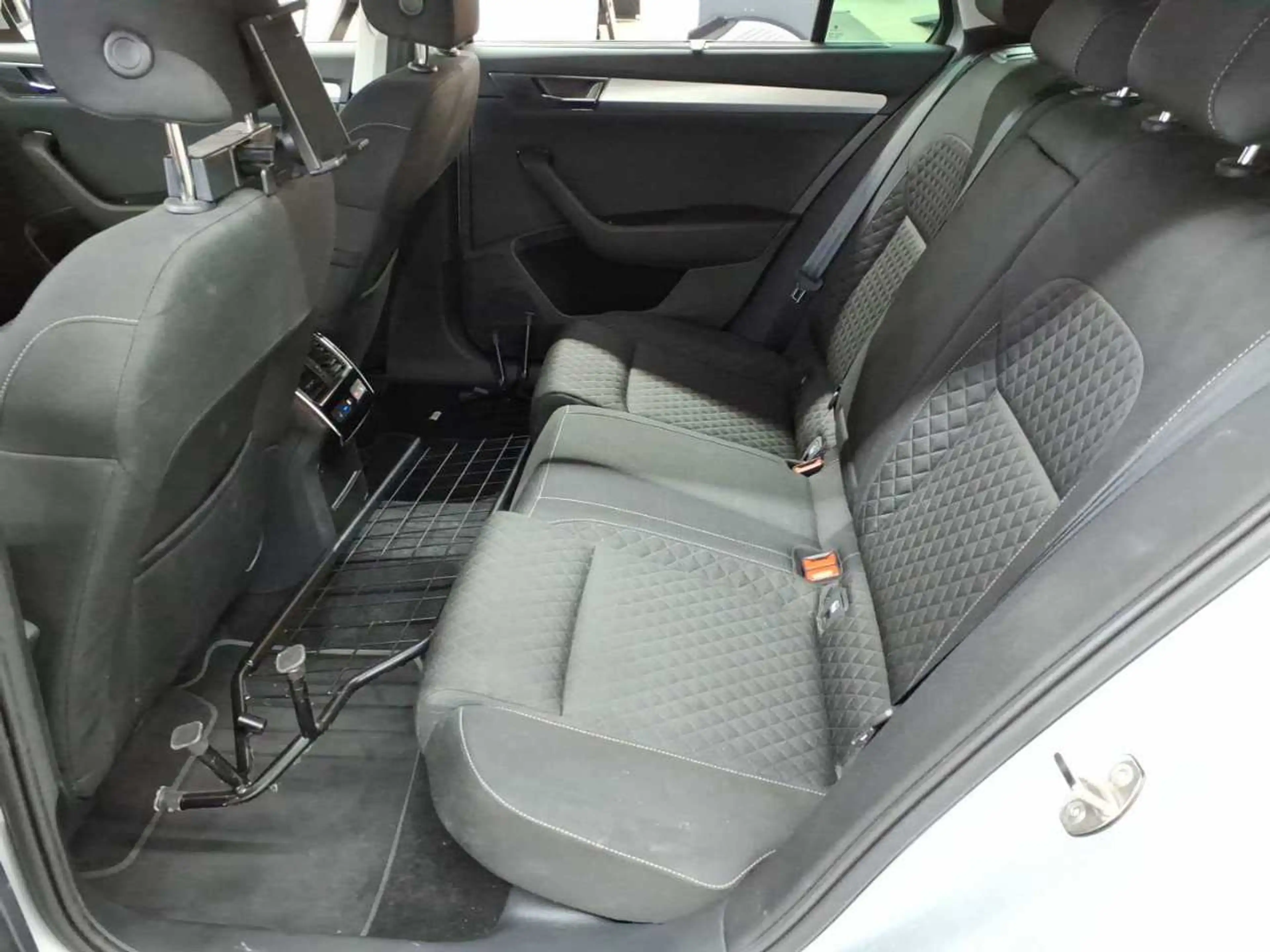 Skoda Superb Superb Combi 4x4 Ambition AHK NAV SHZ — photo 13