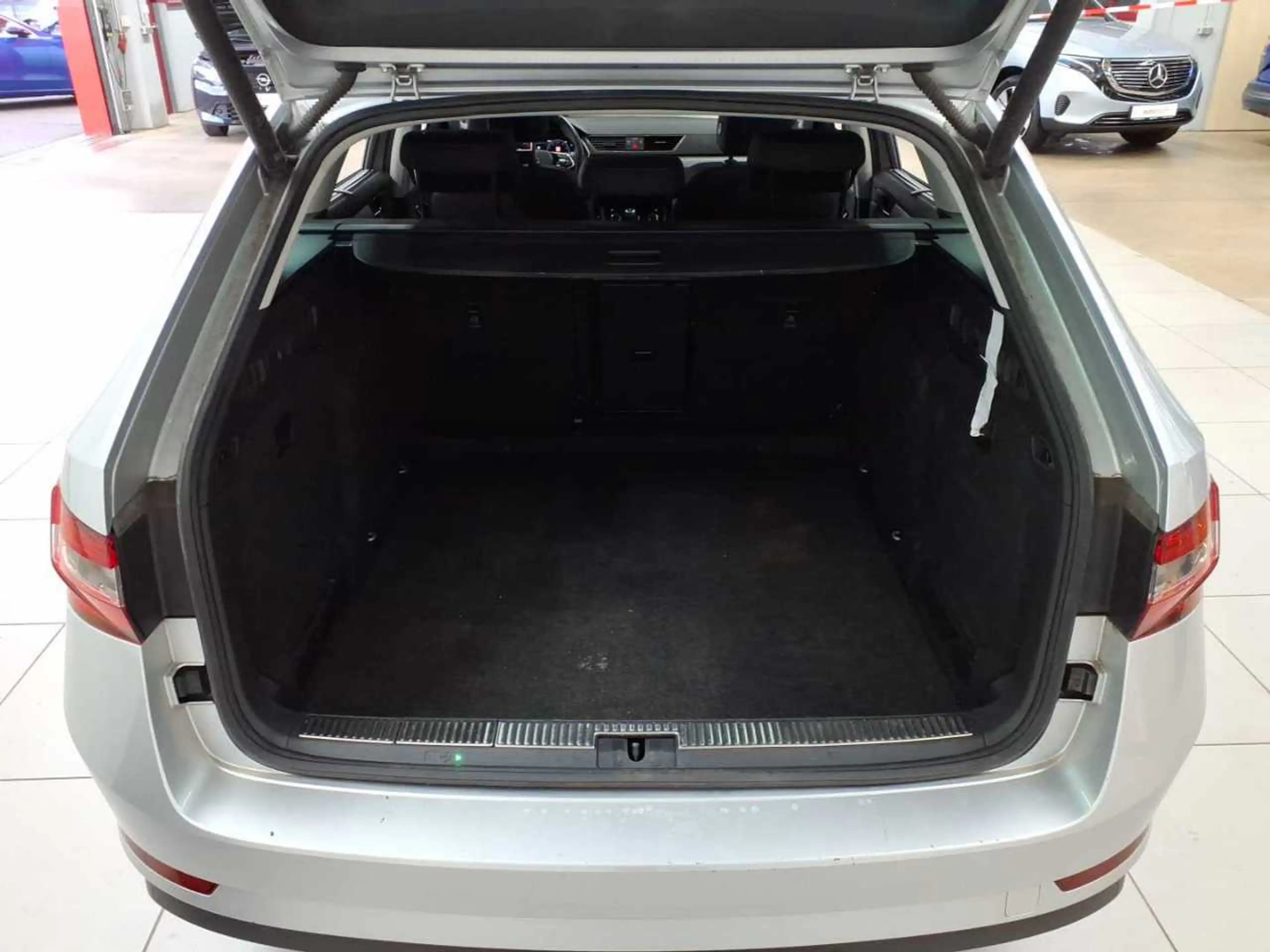Skoda Superb Superb Combi 4x4 Ambition AHK NAV SHZ — photo 15