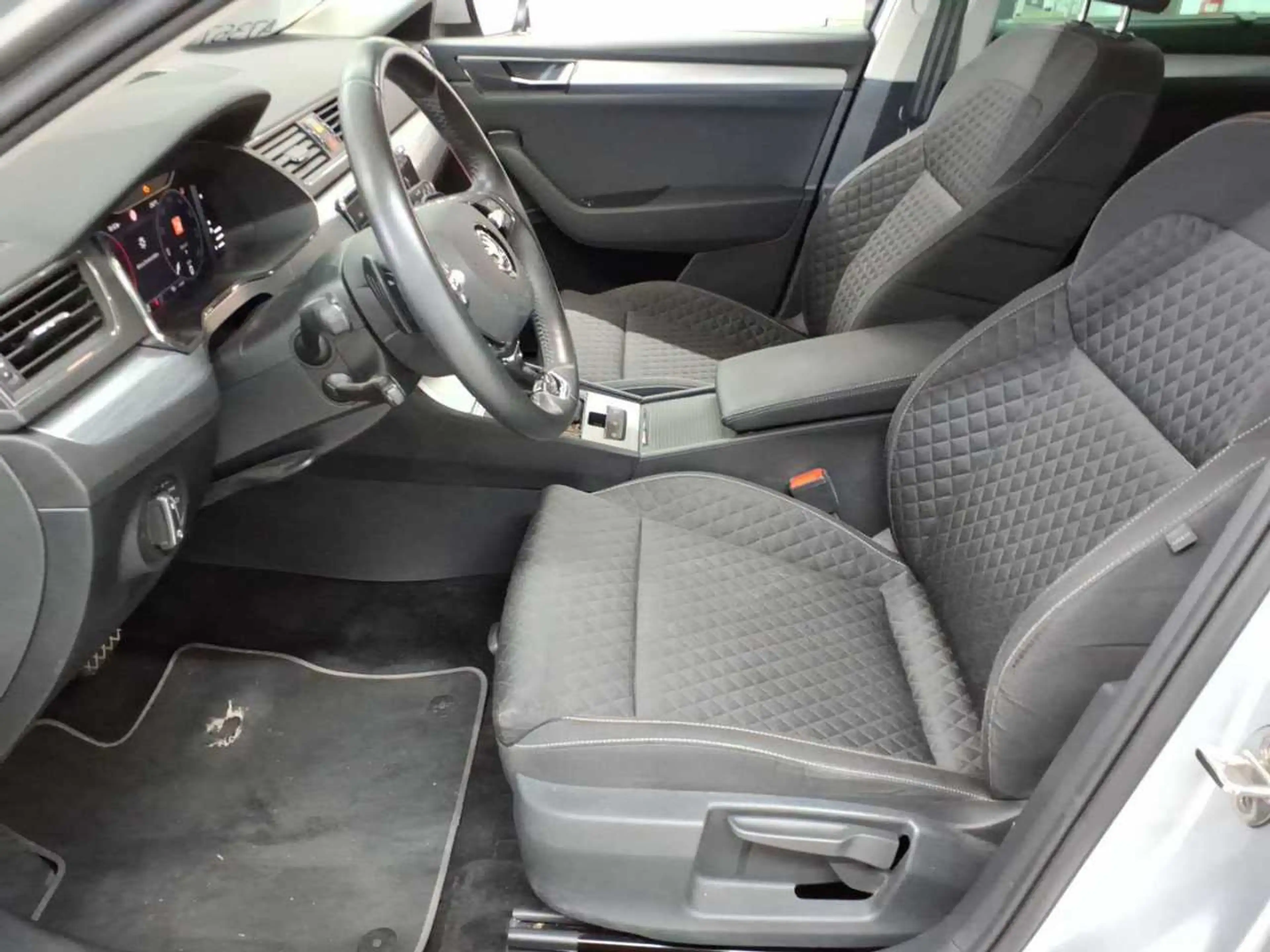 Skoda Superb Superb Combi 4x4 Ambition AHK NAV SHZ — photo 7