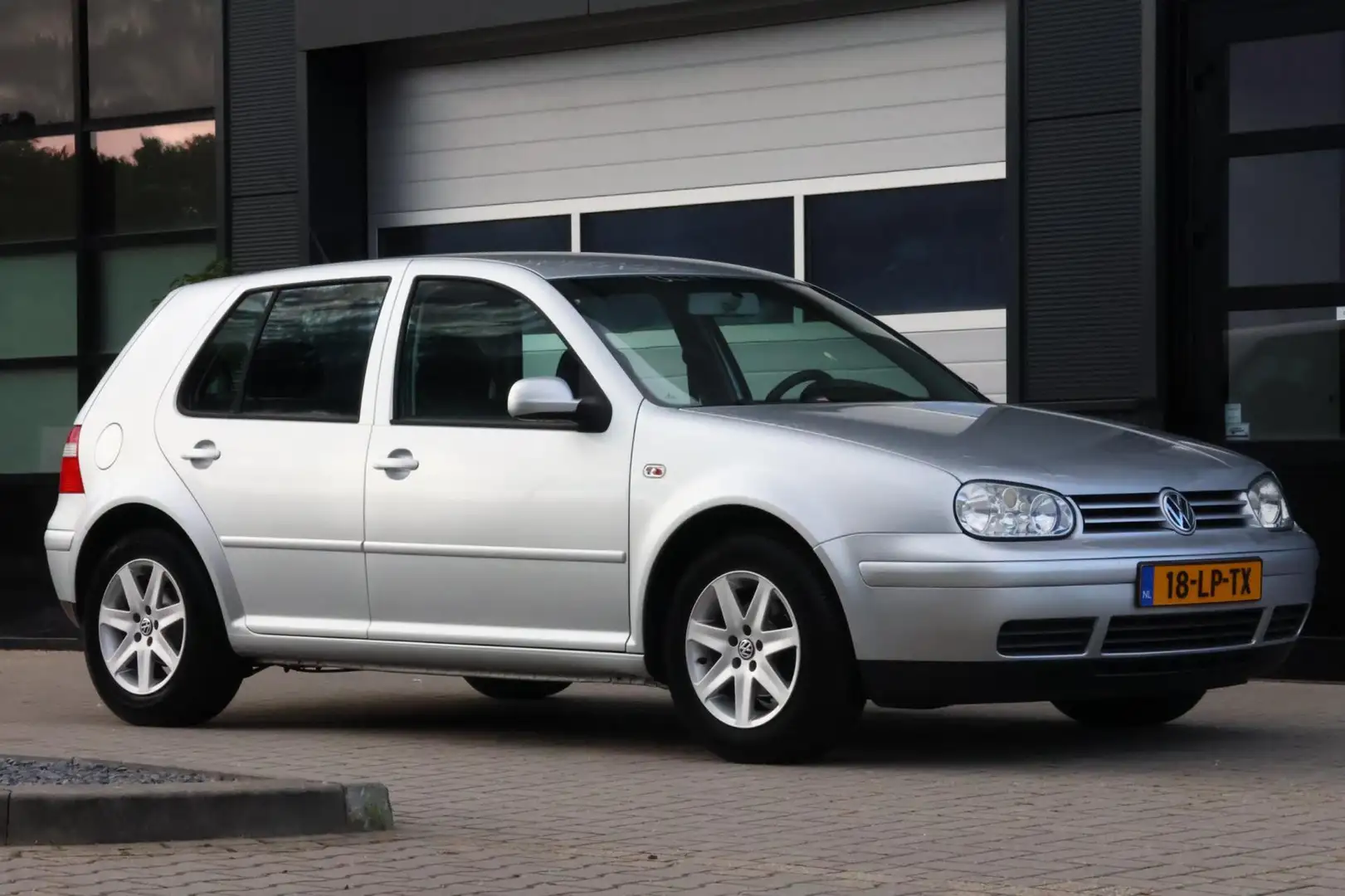 Volkswagen Golf 1.6 Ocean | Automaat | in nieuwstaat! Grijs - 2