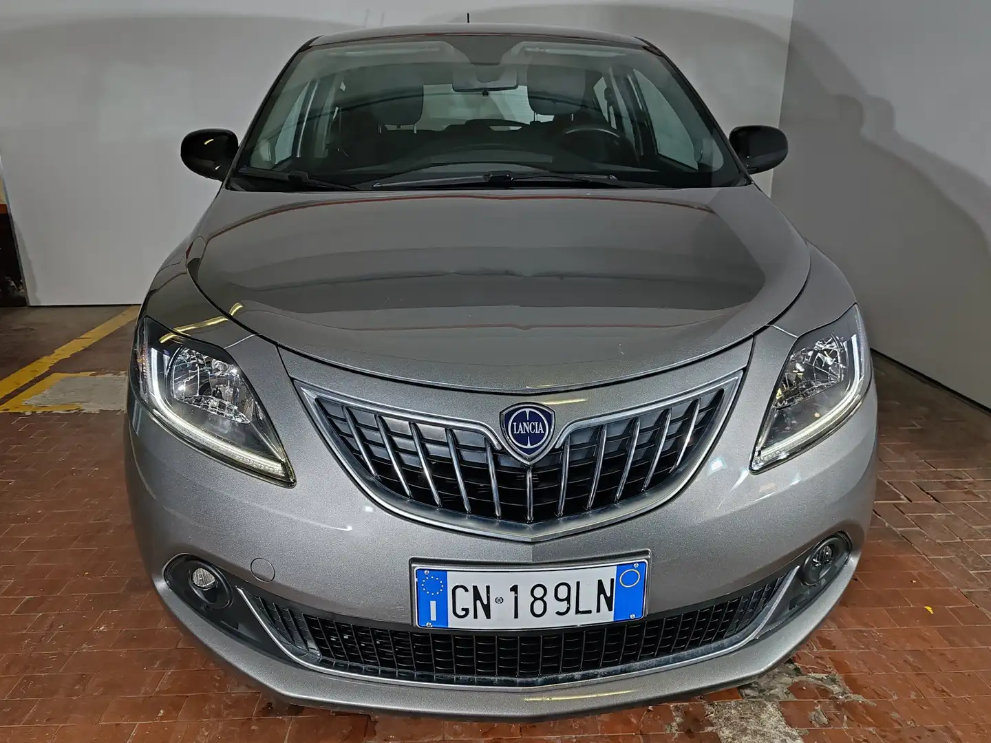 Lancia Ypsilon 1.0 Hybrid 70cv Gold Car Play + Telecamera Grigio - 2