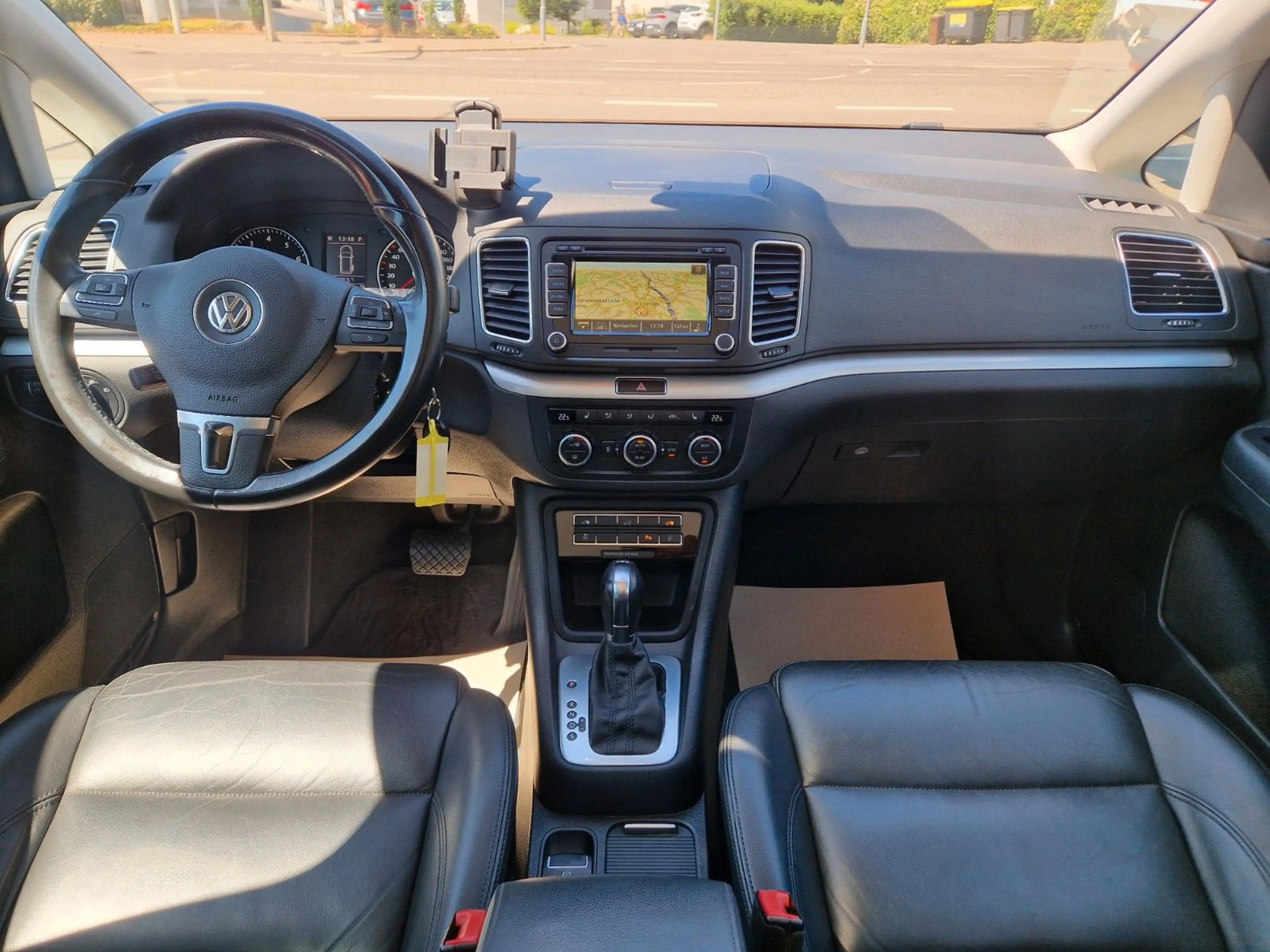 Volkswagen Sharan 2.0 TSI Highline +DSG+AHK+PANORAMA+LEDER+ — photo 17