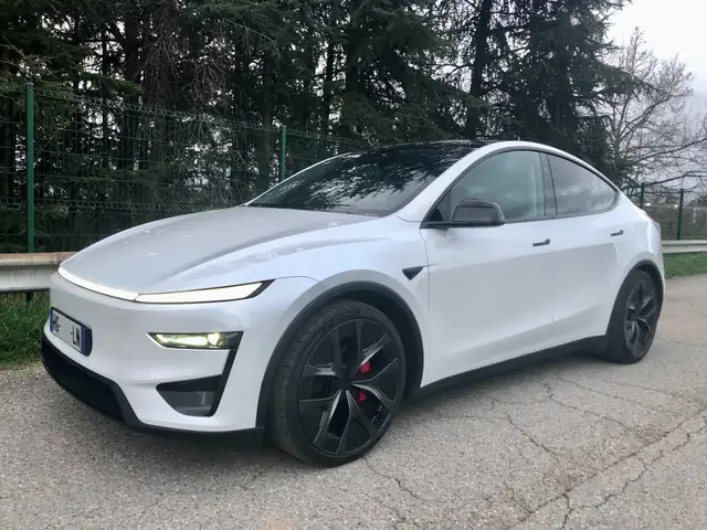 Tesla Model Y performance awd 515 new model juniper attelage