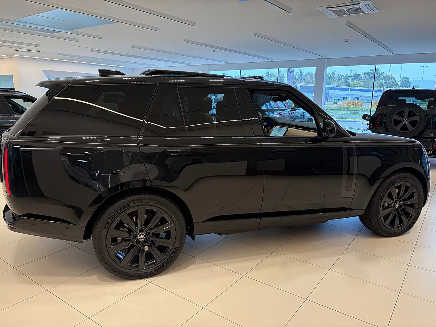 Land Rover Range Rover P460e PHEV AWD HSE Aut. Schwarz - 2