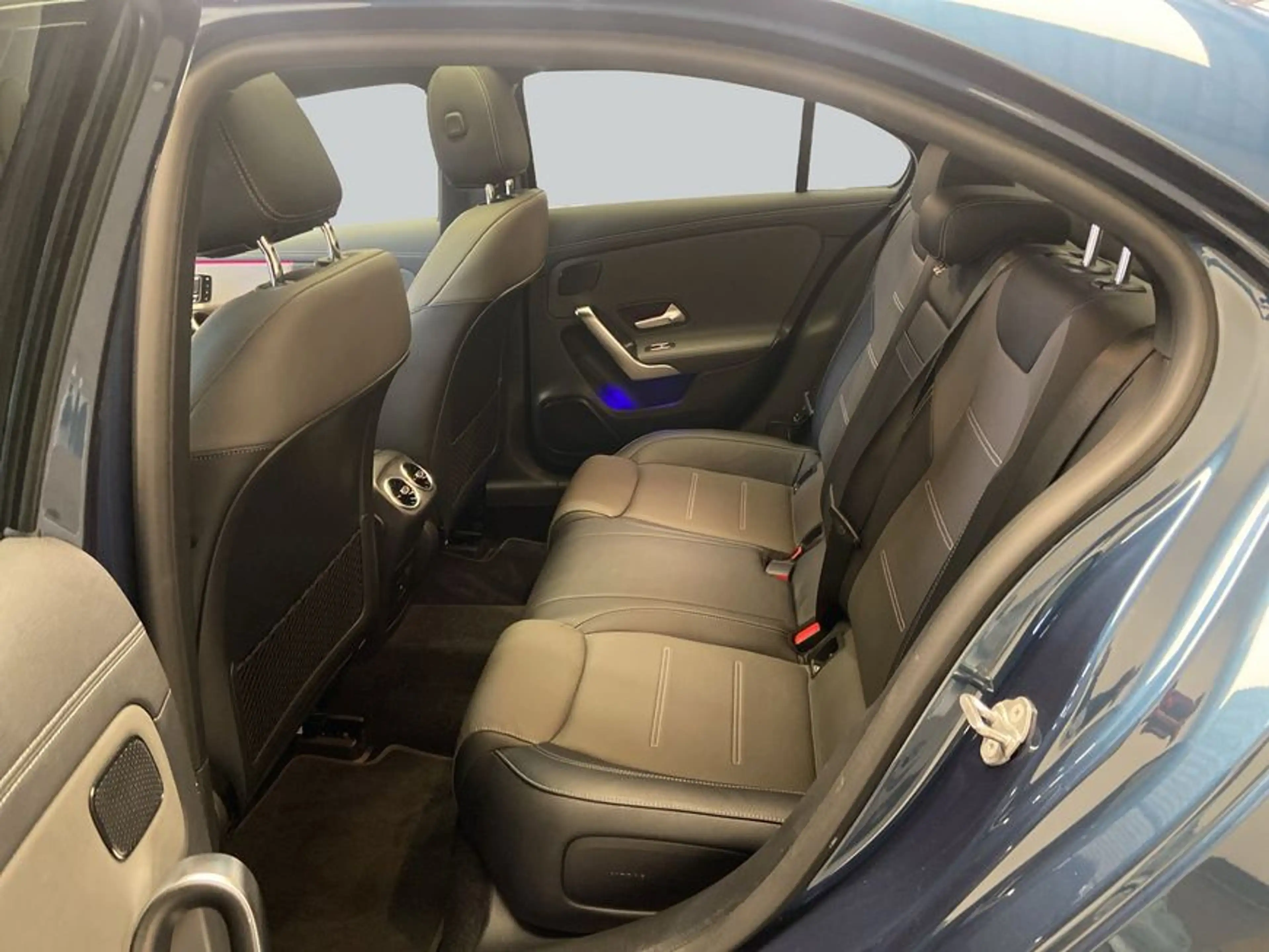 Mercedes-Benz A 35 AMG A-Klasse — photo 10