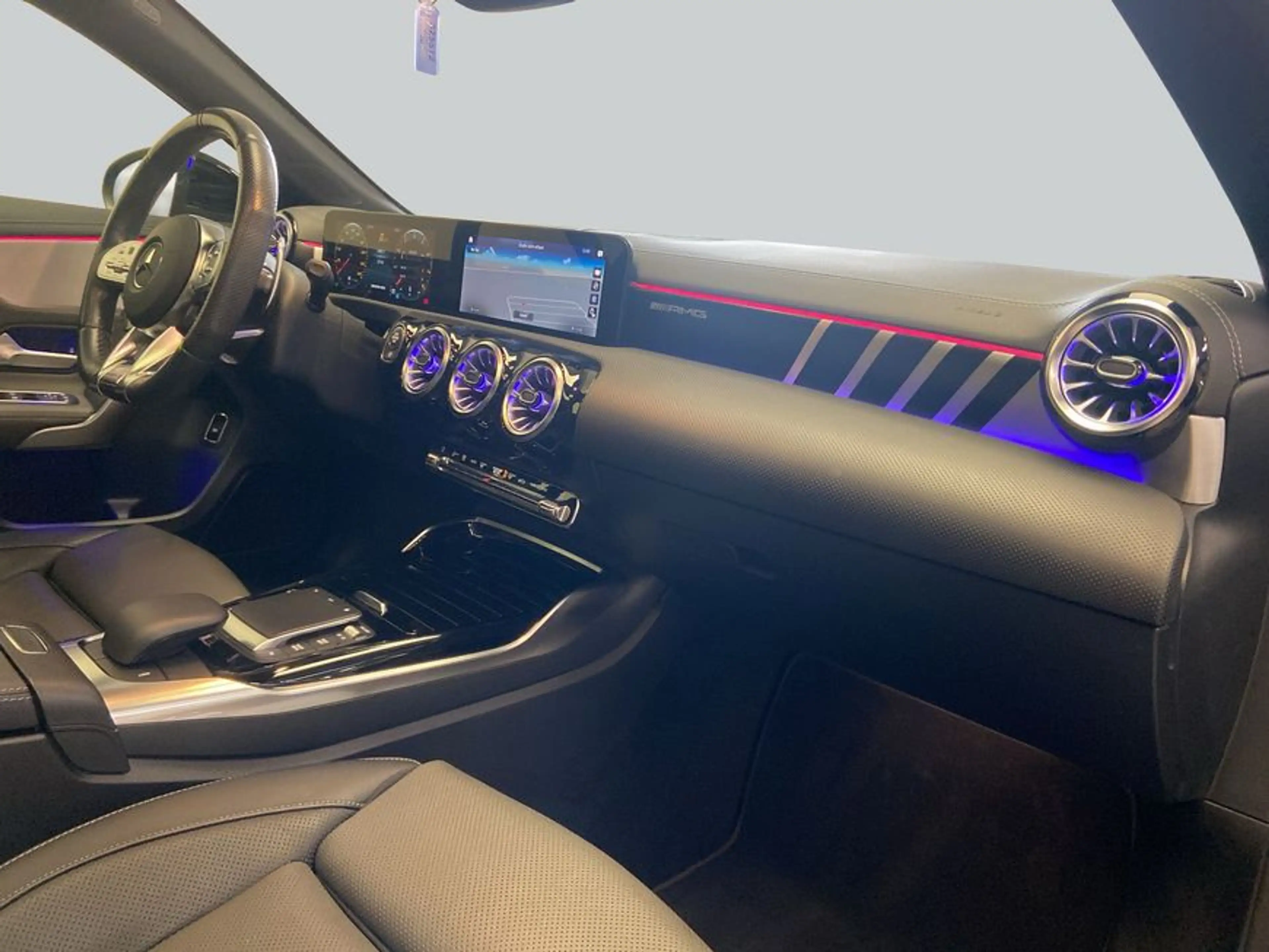Mercedes-Benz A 35 AMG A-Klasse — photo 12
