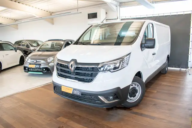 Renault Trafic view 2