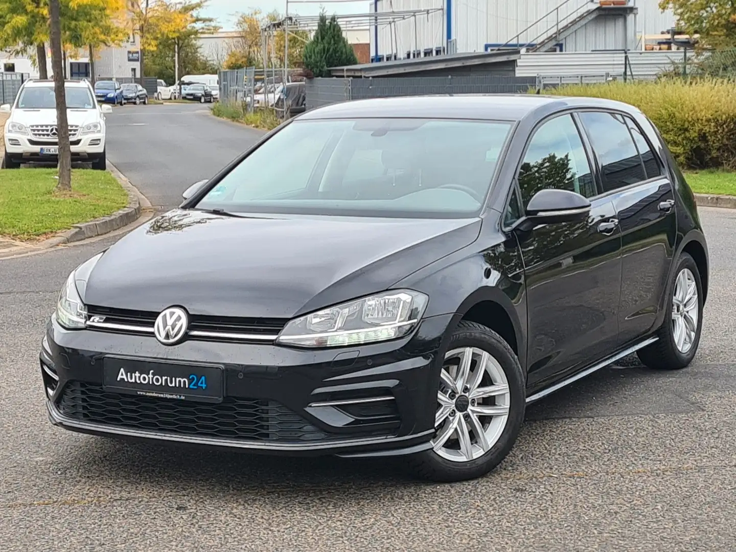 Volkswagen Golf VII Lim. Comfortline R-Line*CarPlay*SHZ*PDC Schwarz - 1