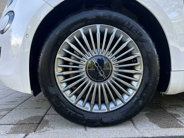 Fiat 500E view 9