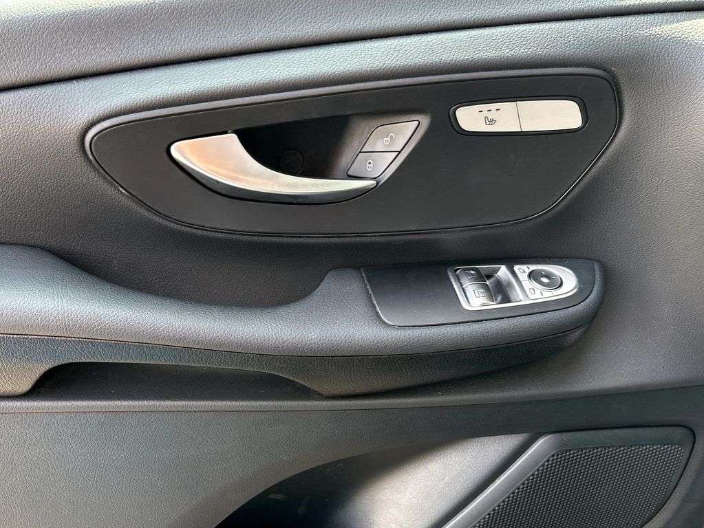 Mercedes-Benz V 220