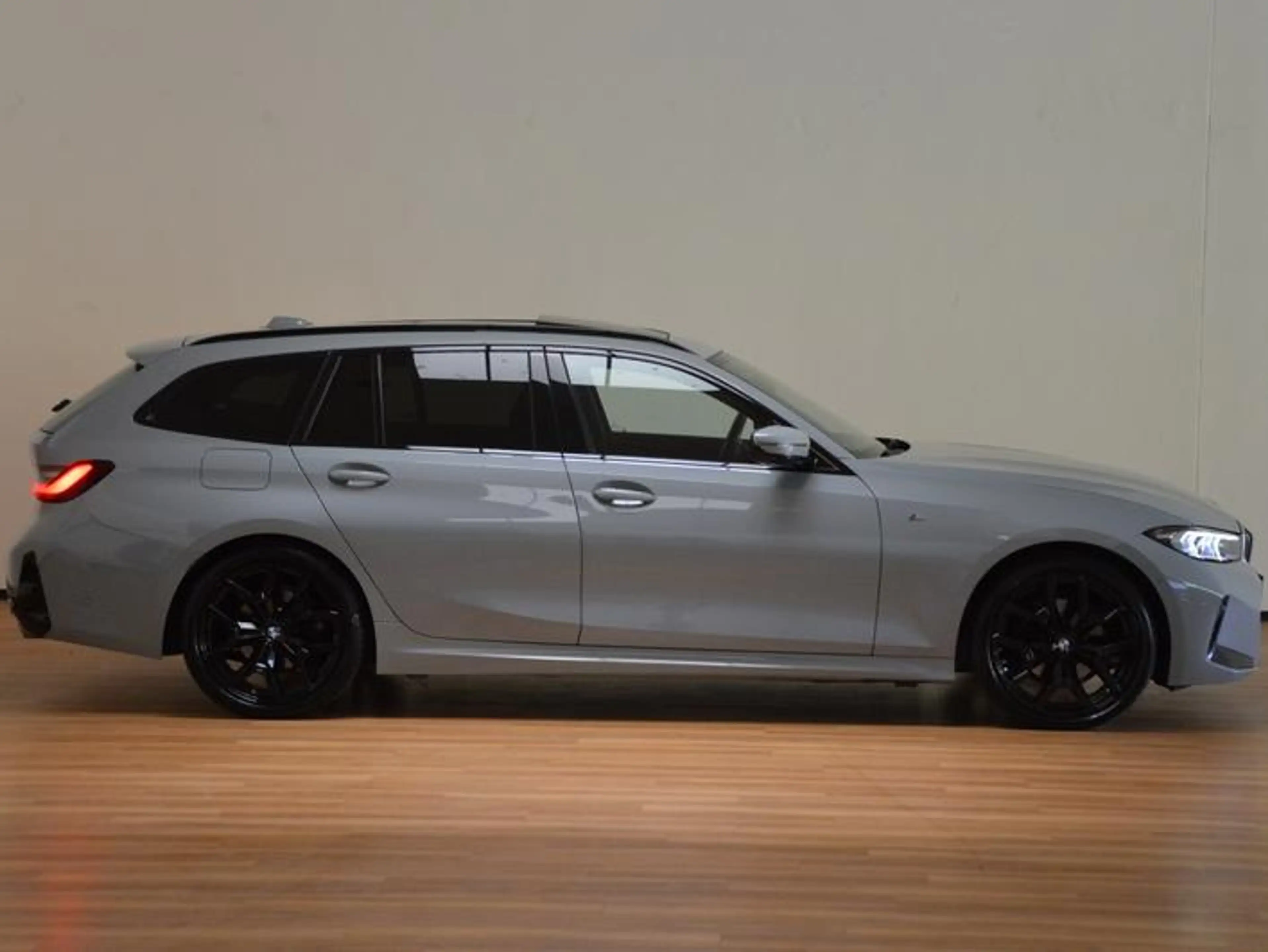BMW 320 320d xDrive M Sport*AHK*PANO*Assistenzsysteme* — photo 6