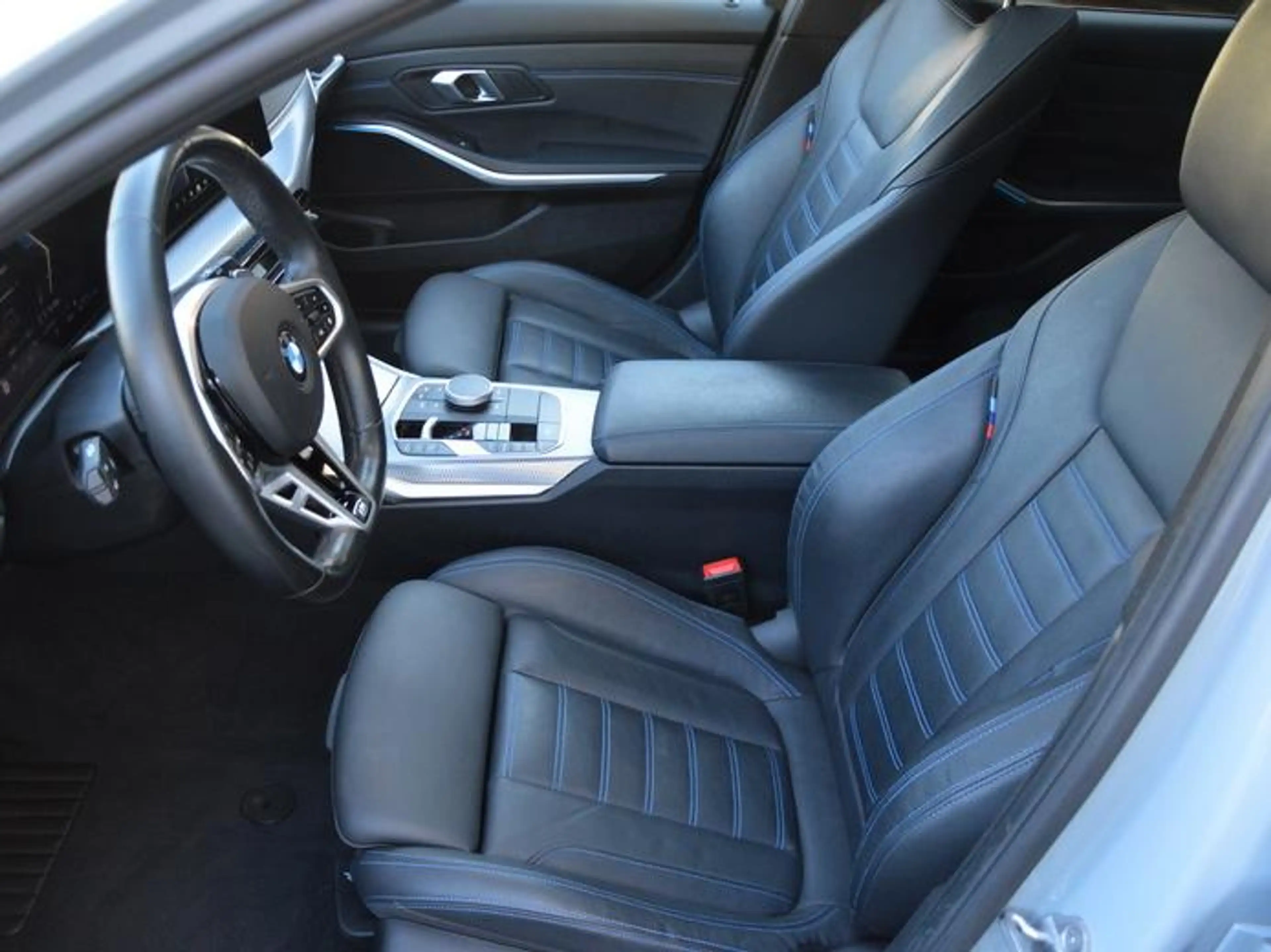 BMW 320 320d xDrive M Sport*AHK*PANO*Assistenzsysteme* — photo 9