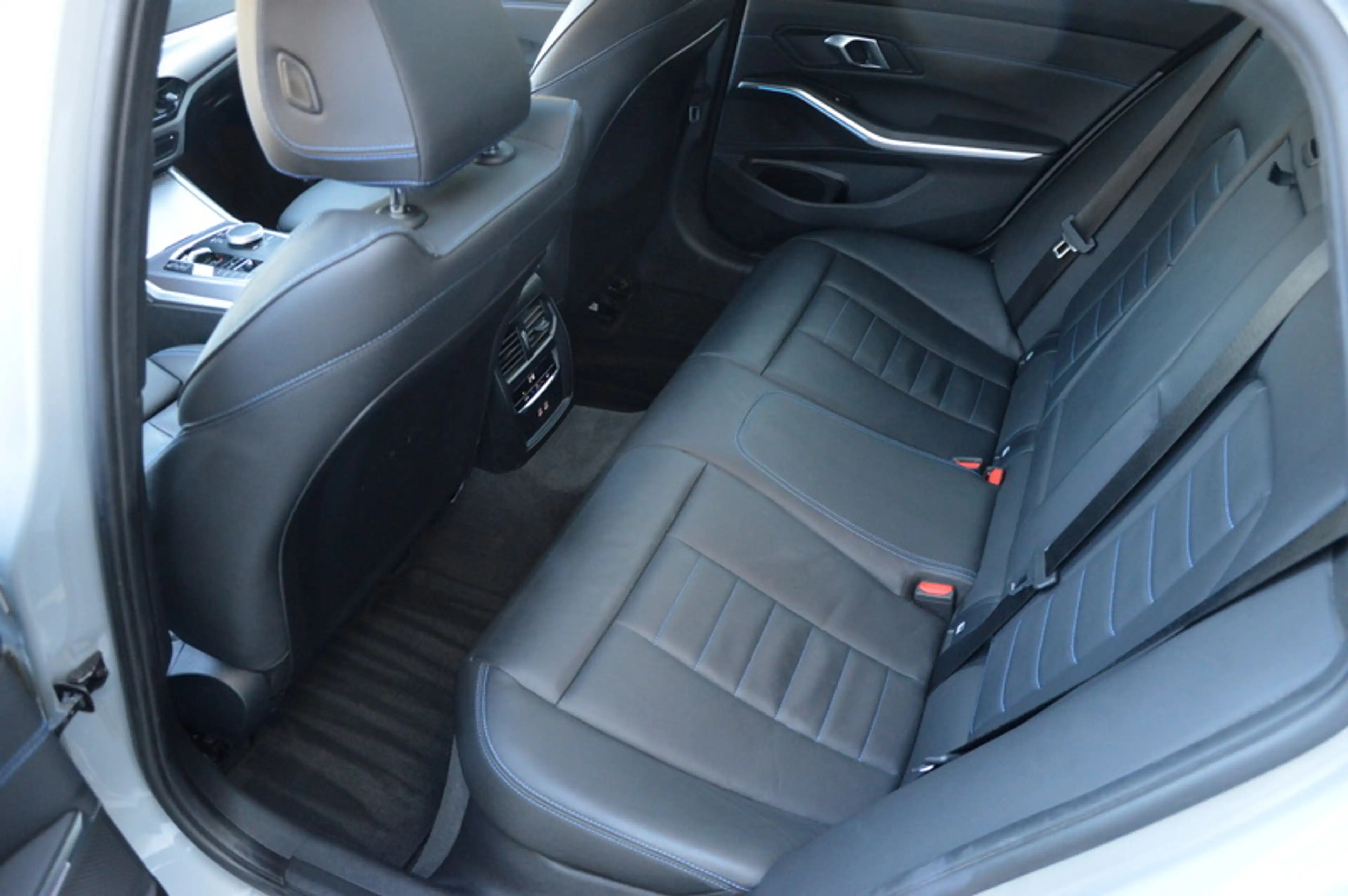 BMW 320 320d xDrive M Sport*AHK*PANO*Assistenzsysteme* — photo 10