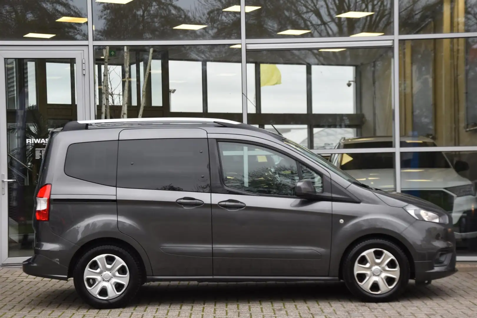Ford Tourneo Courier 1.0 Trend EcoBoost 5 Persoons Airco Stoelverwarmin Grau - 2