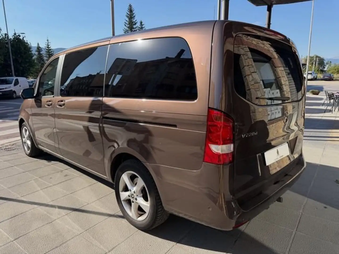Mercedes-Benz V 220 220d Largo Avantgarde 7G Tronic Marrón - 2