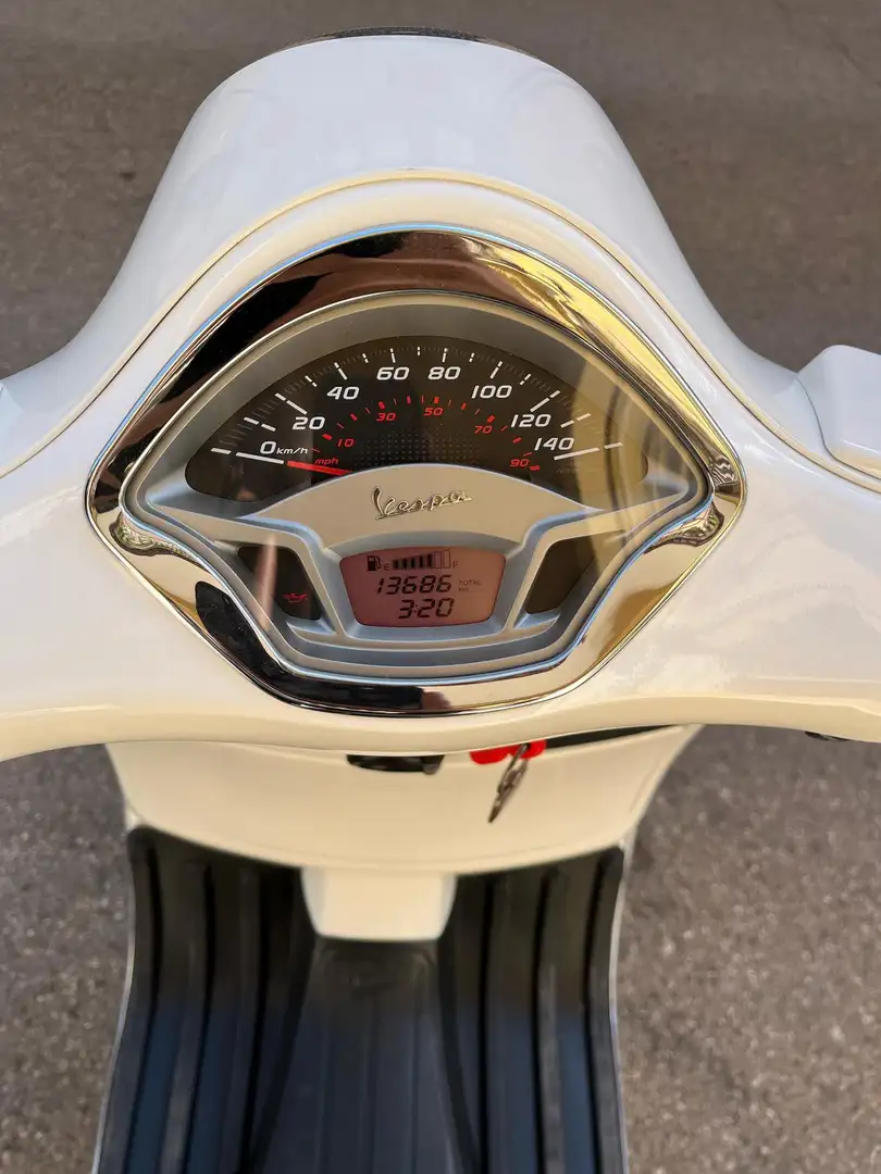 Vespa GTS Super Sport Alb - 2