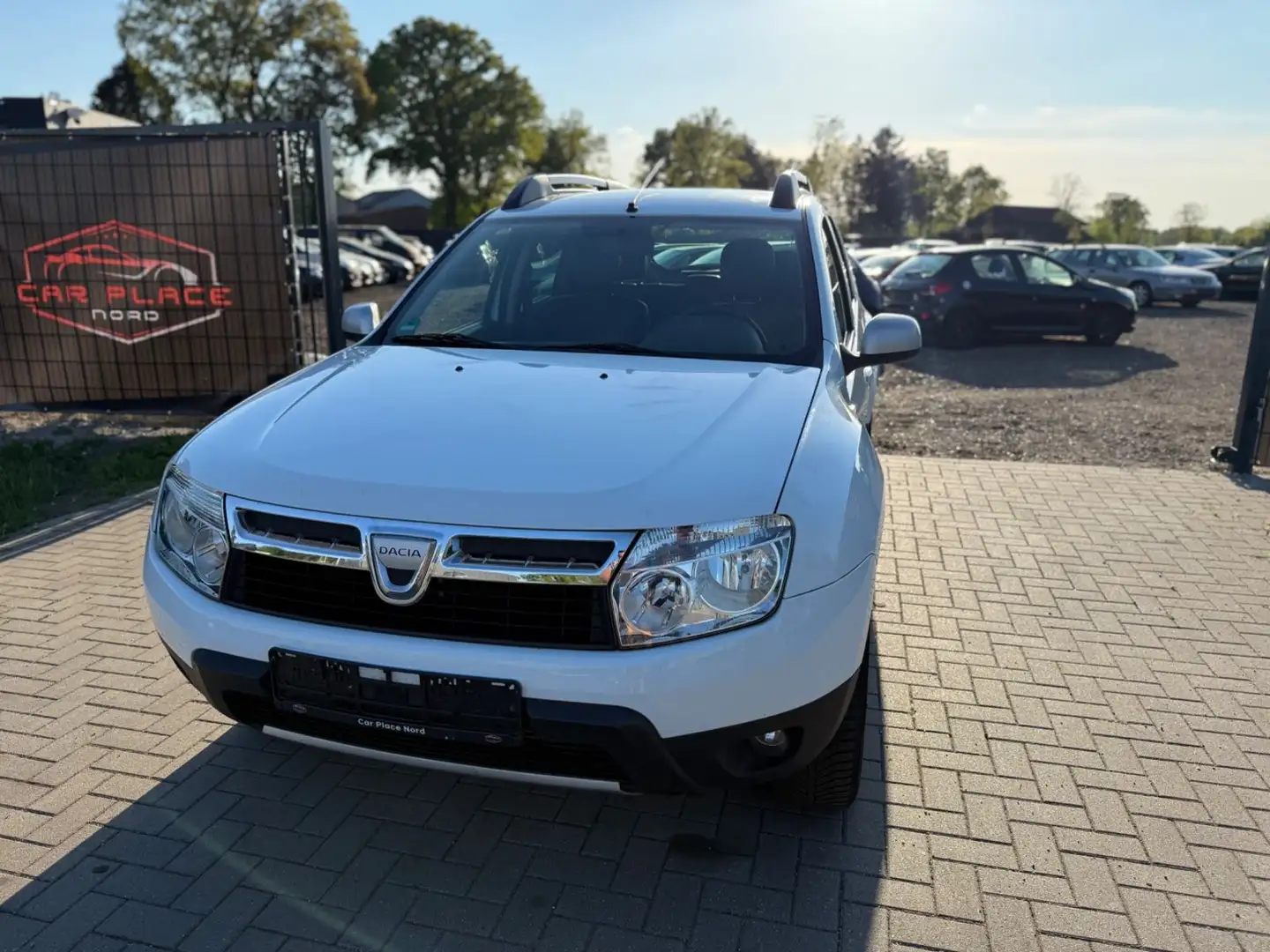 Dacia Duster I Prestige 4x2 TÜV/ANHÄNGERKUPPLUNG/KLIMA Weiß - 2