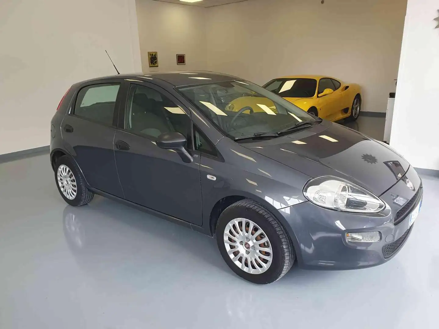 Fiat Punto 1.3 MJT II 75 CV 5 porte Grau - 2