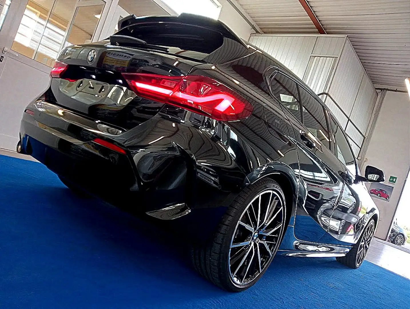 BMW 118 i MSPORT AERODYNAMIC TETTO 19" BLACK H&K HUD Zwart - 1