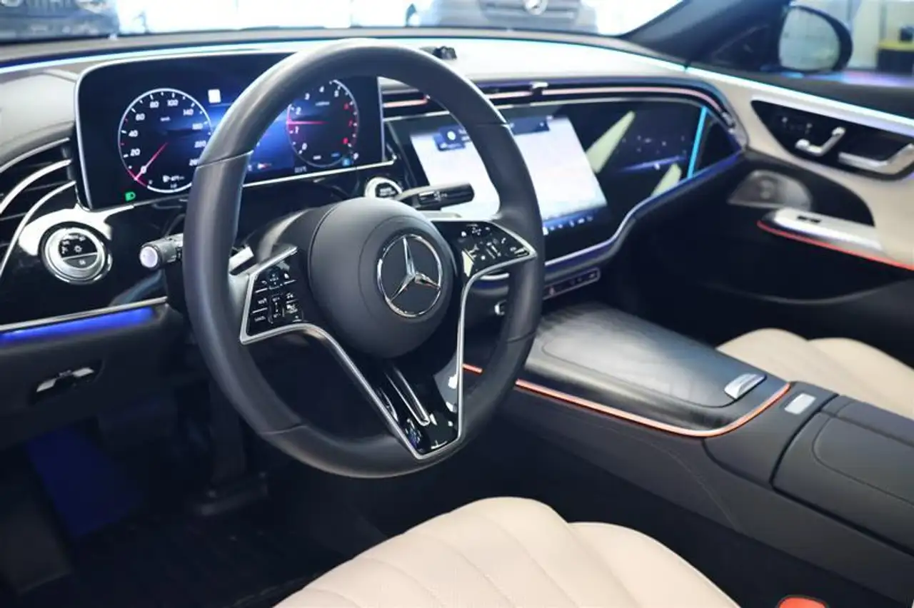 Mercedes-Benz E-Class снимка Mercedes-Benz E-Class