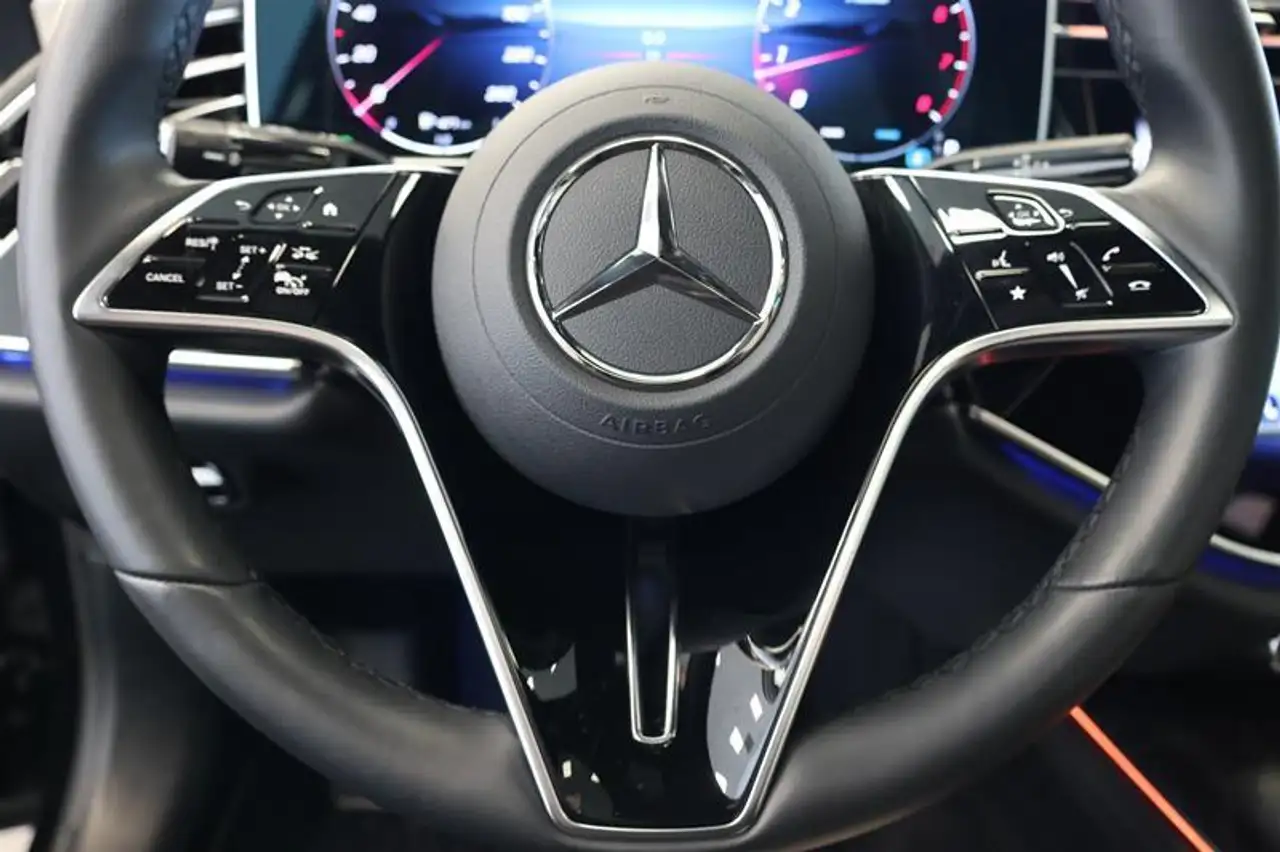 Mercedes-Benz E-Class снимка Mercedes-Benz E-Class