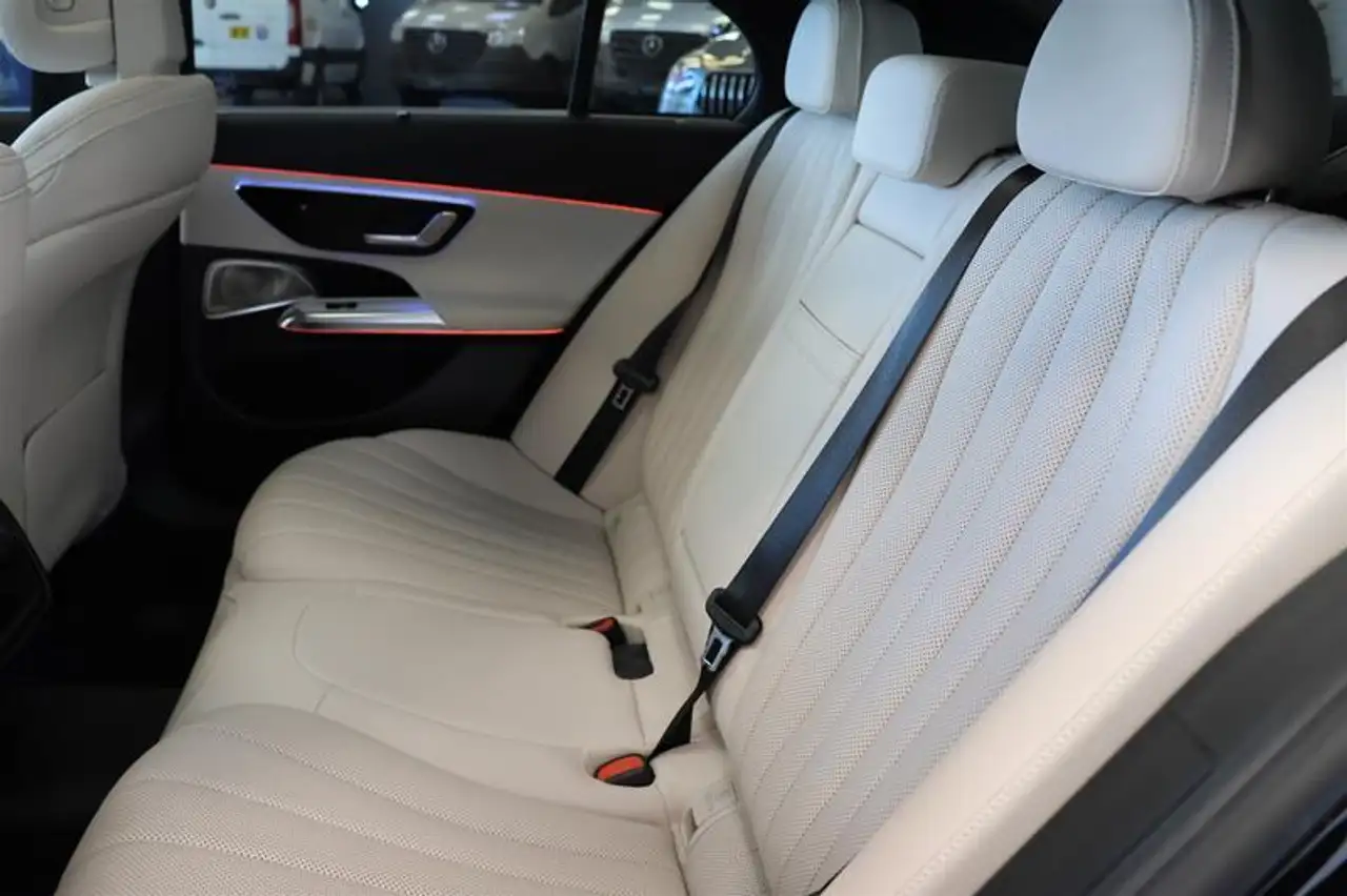 Mercedes-Benz E-Class снимка Mercedes-Benz E-Class