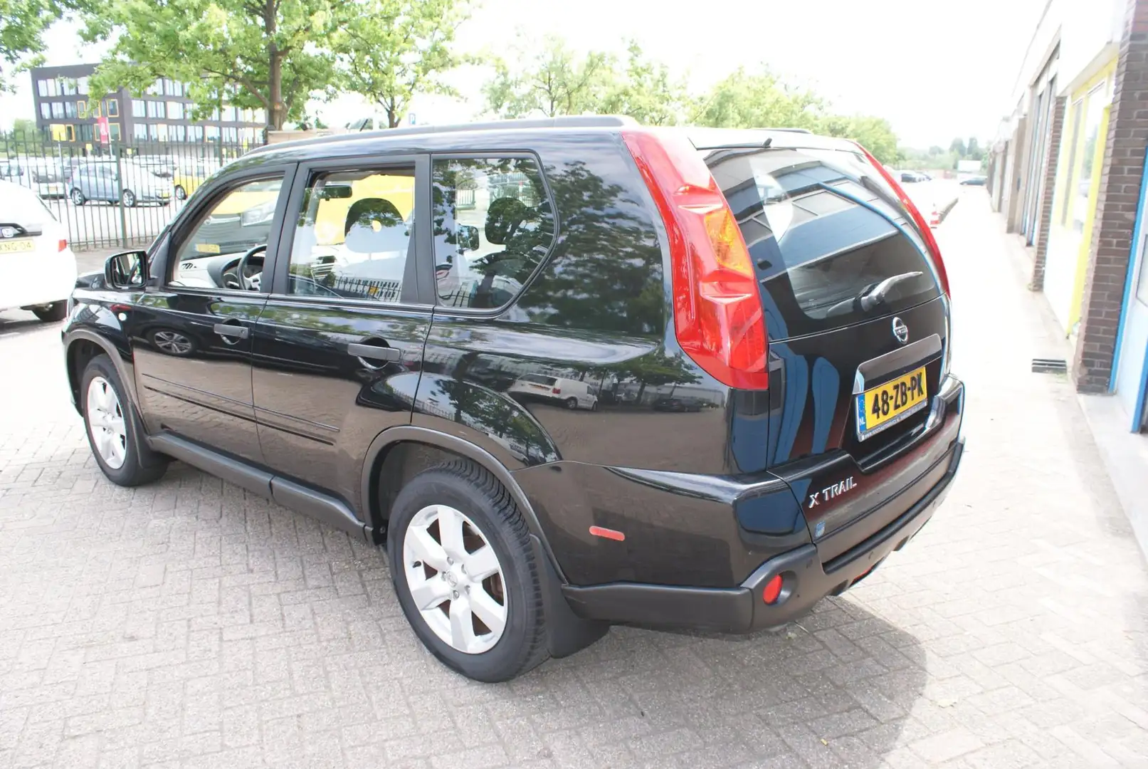 Nissan X-Trail 2.0 XE Zwart - 2