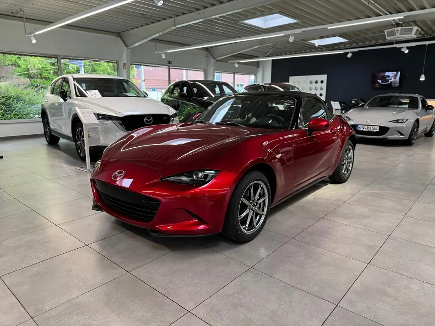 Mazda MX-5 Roadster 1.5 l G 132 PS Exclusive-line Červená - 1