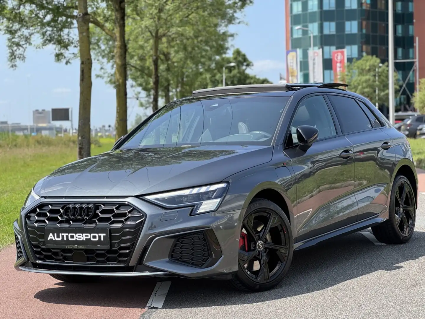 Audi A3 Sportback 45 TFSI e S-Line Pano Matrix Sfeerverlic Grijs - 2