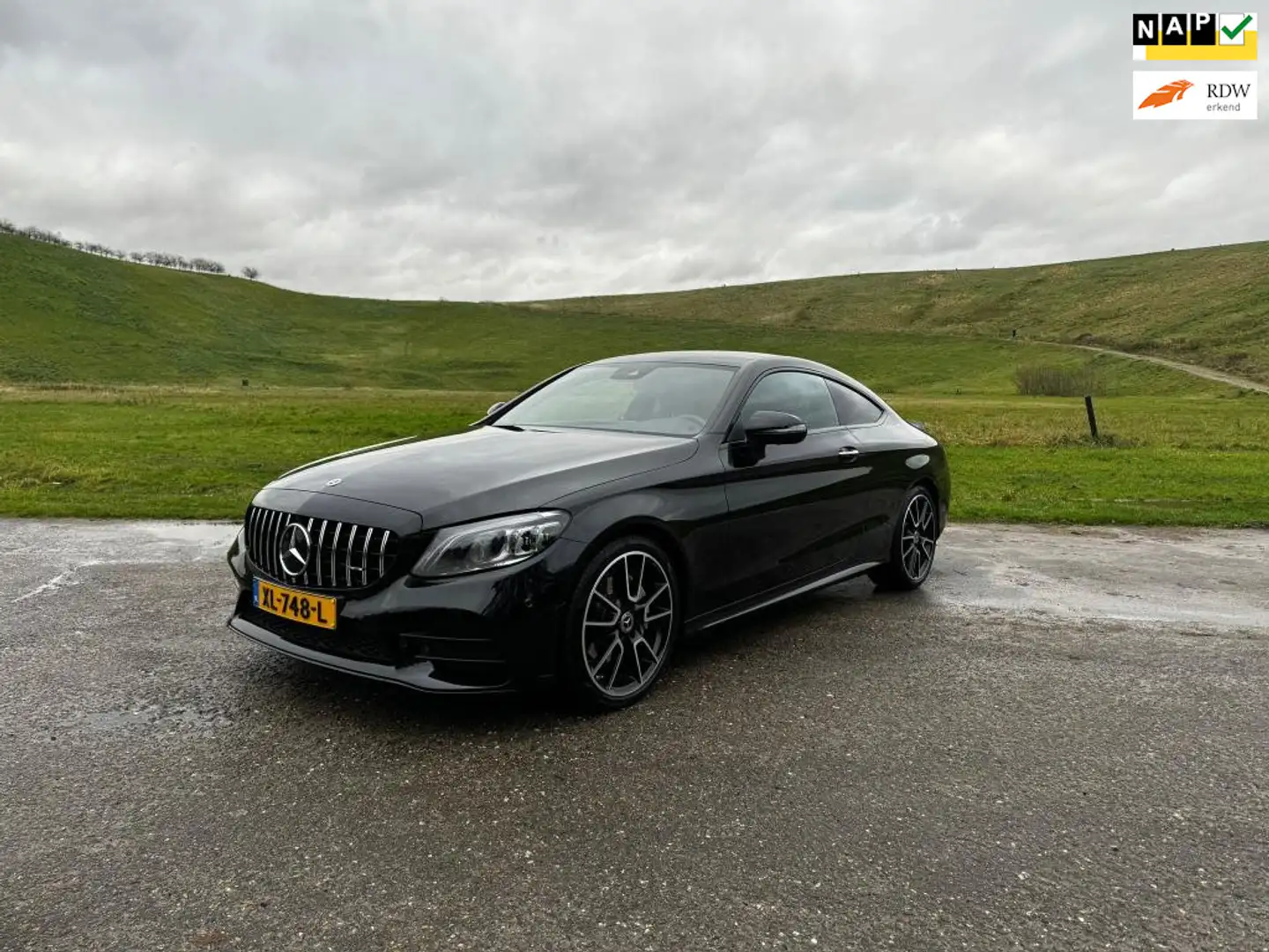 Mercedes-Benz C 200 Coupé Premium Plus Pack AMG Zwart - 1