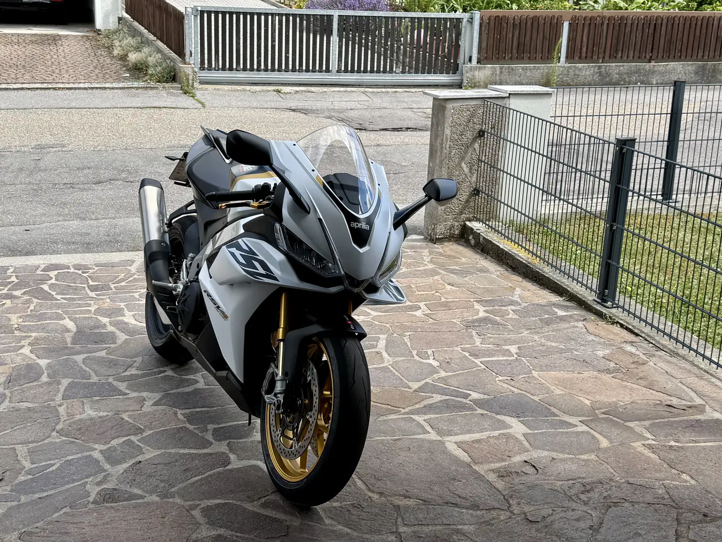 Aprilia RSV4 Factory Ultra Gold Garantie, wie neu, Zubehör - 1