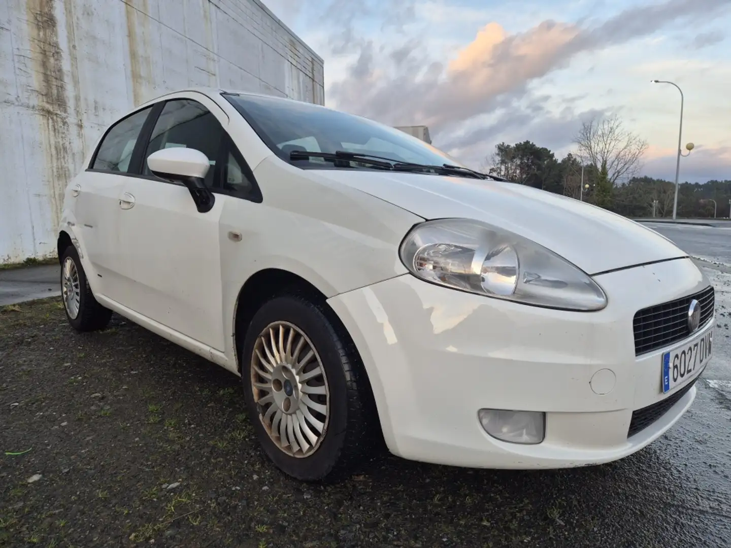 Fiat Punto Pequeño Manual de 5 Puertas Blanco - 2
