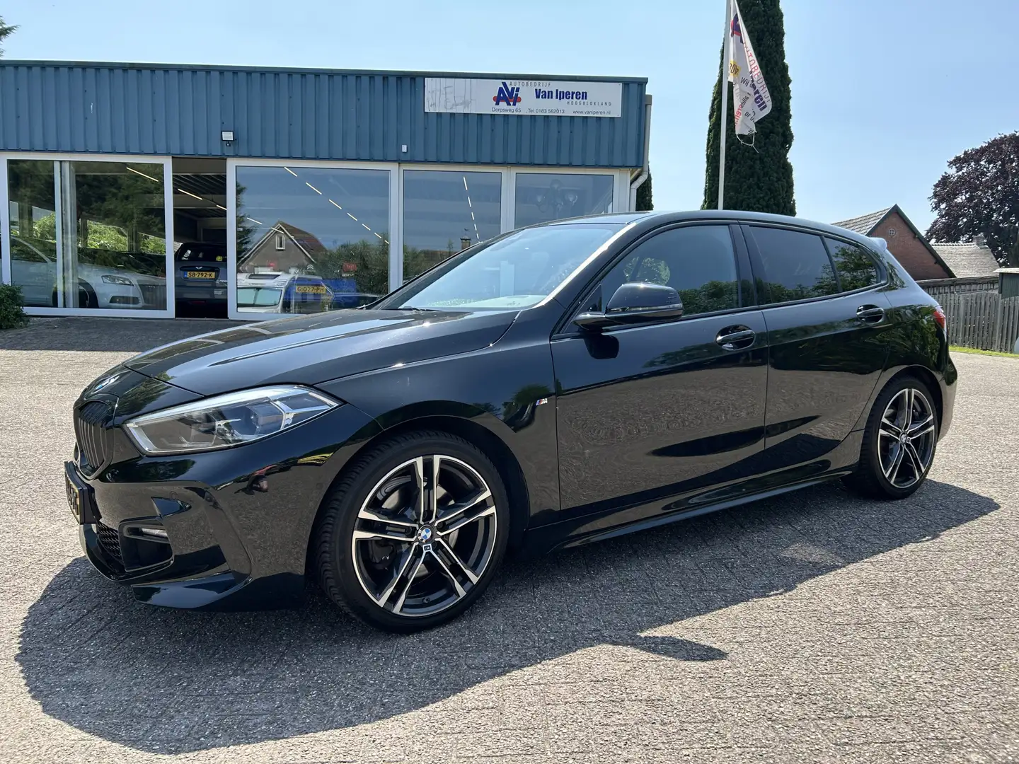 BMW 118 1-serie 118i High Executive M Sport Zwart - 1