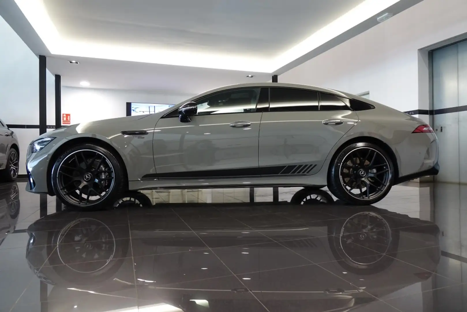 Mercedes-Benz AMG GT Coupé 53 4Matic+ Gris - 2