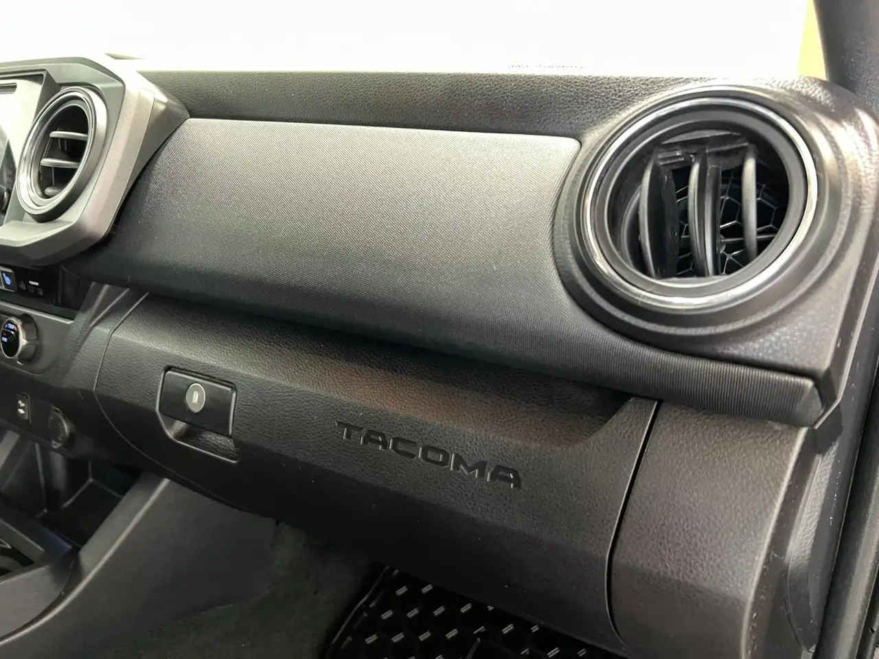 Toyota Tacoma снимка Toyota Tacoma