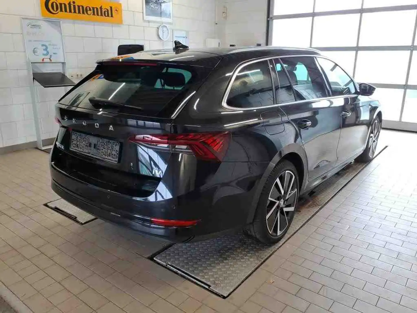 Skoda Octavia iV Combi First Edition 1.4TSI *NAVI*KAM* Schwarz - 2