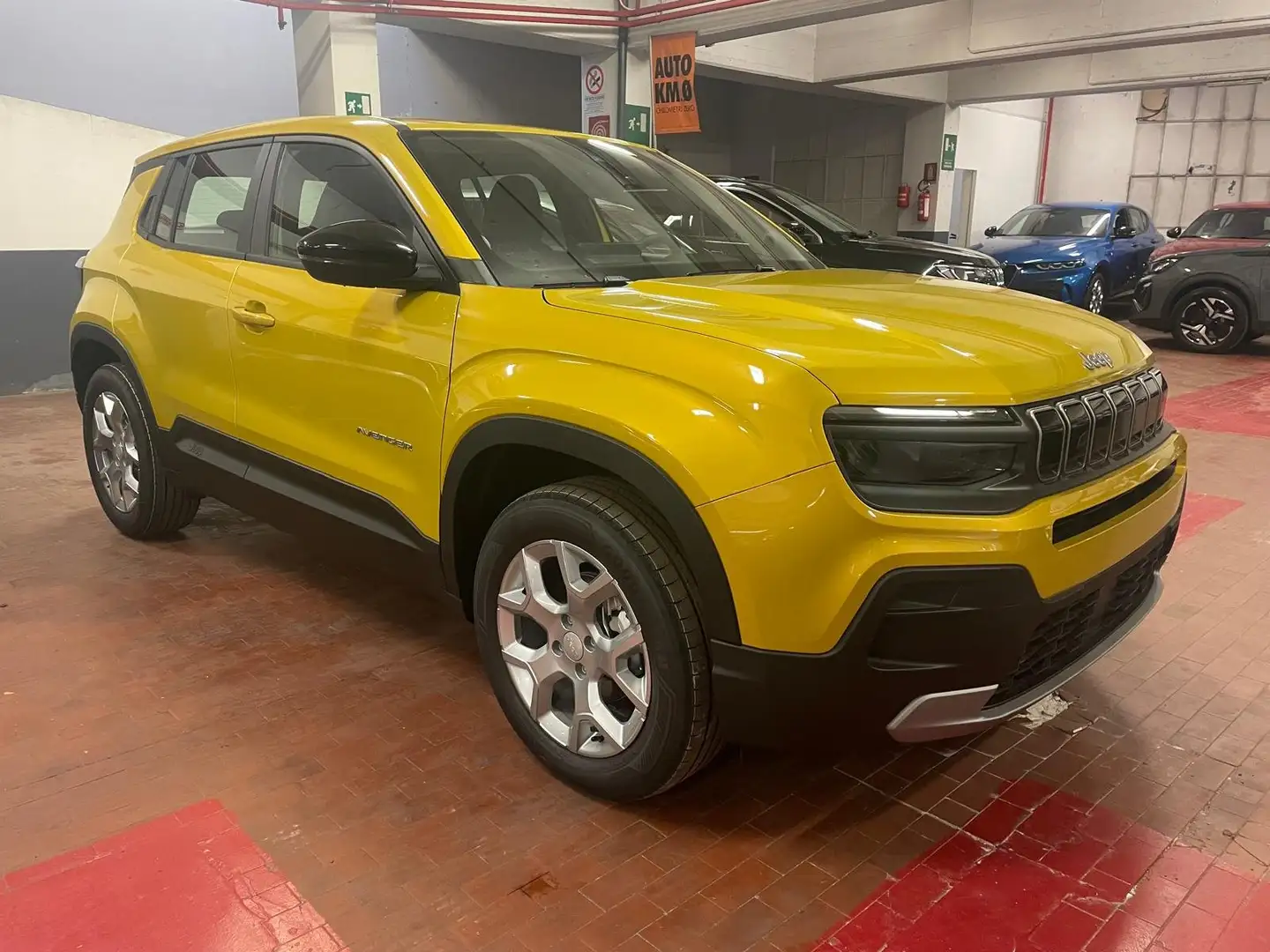 Jeep Avenger 1.2 100cv Altitude+AMC (Navi+Camera) Złoty - 1