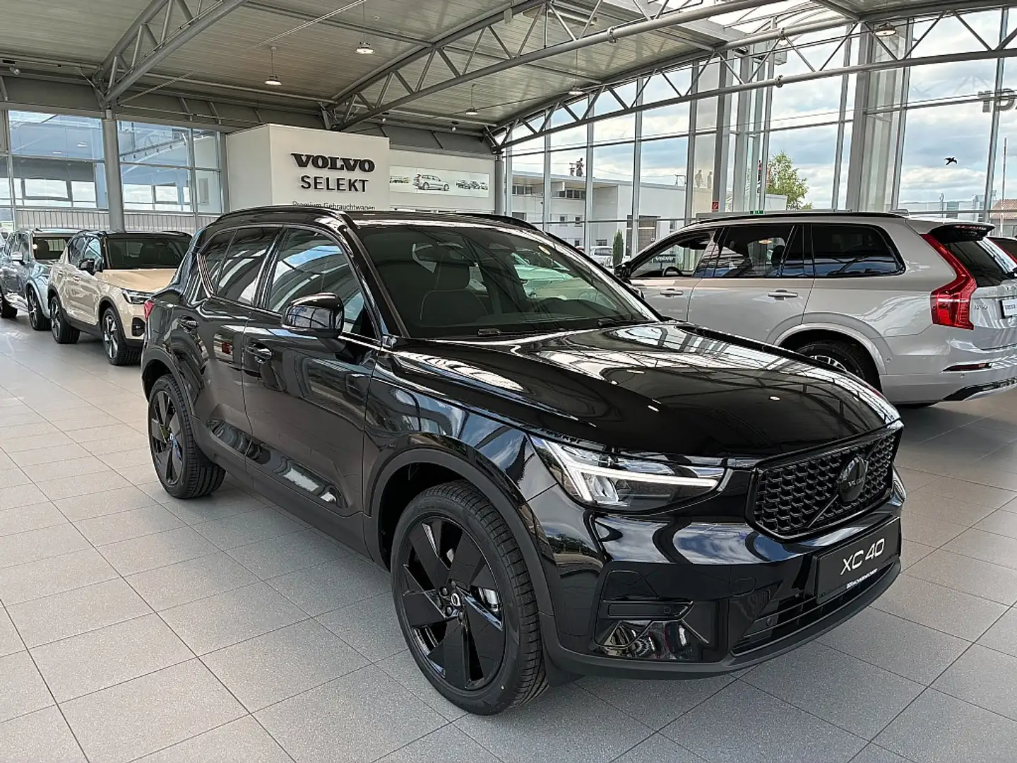 Volvo XC40 B3 Plus Black Edition Aut. Schwarz - 1