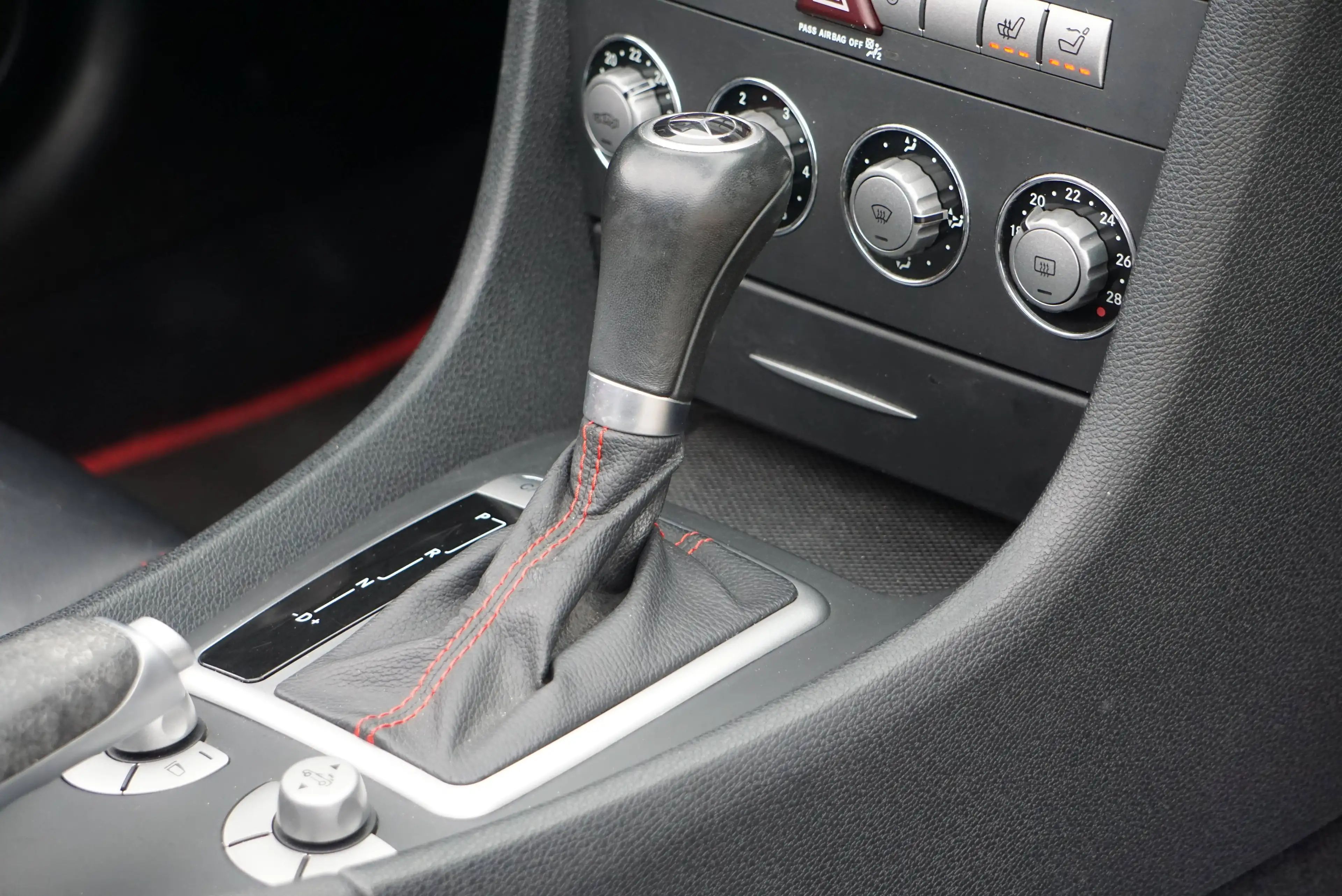 Mercedes-Benz SLK 200 Kompressor AMG Edition AUTO NAVI CLIM CARNET COMPLET — photo 13