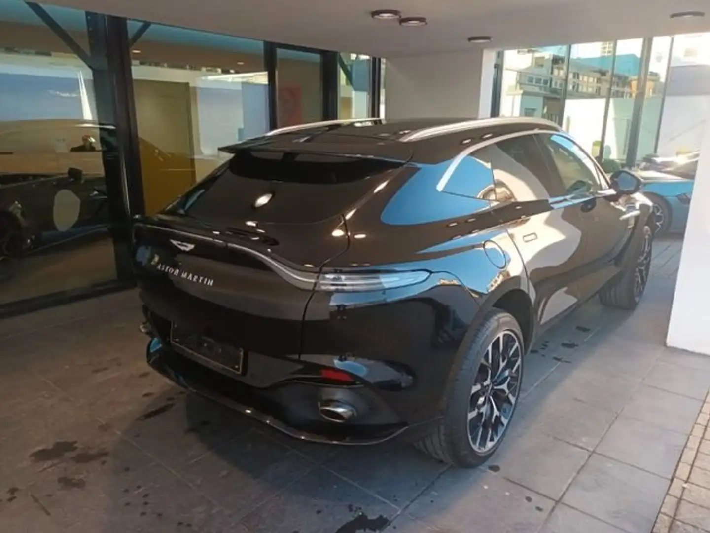 Aston Martin DBX 550 Černá - 2