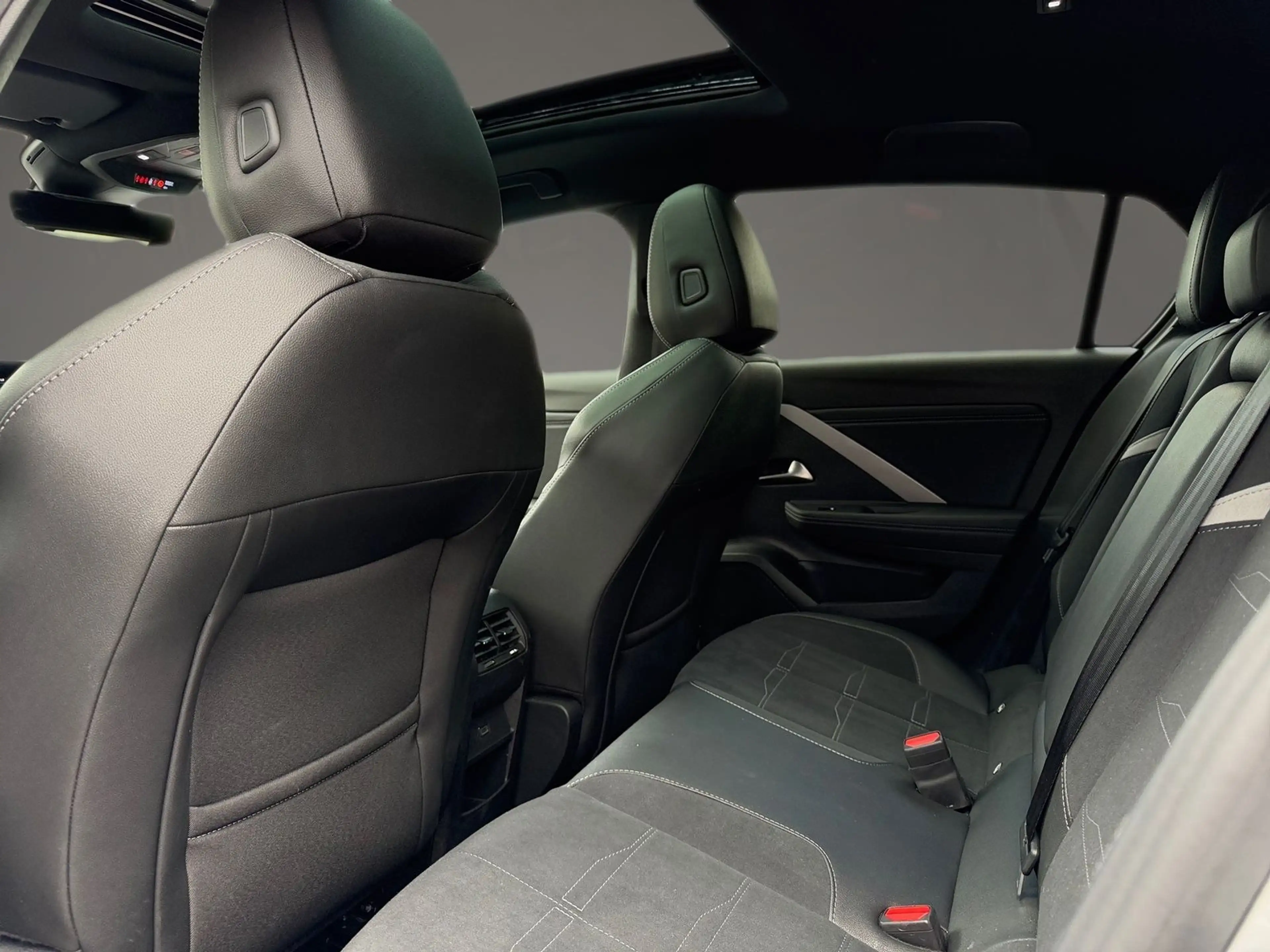 Opel Astra GS Panorama Schiebedach 360°Kamera Navi — photo 11