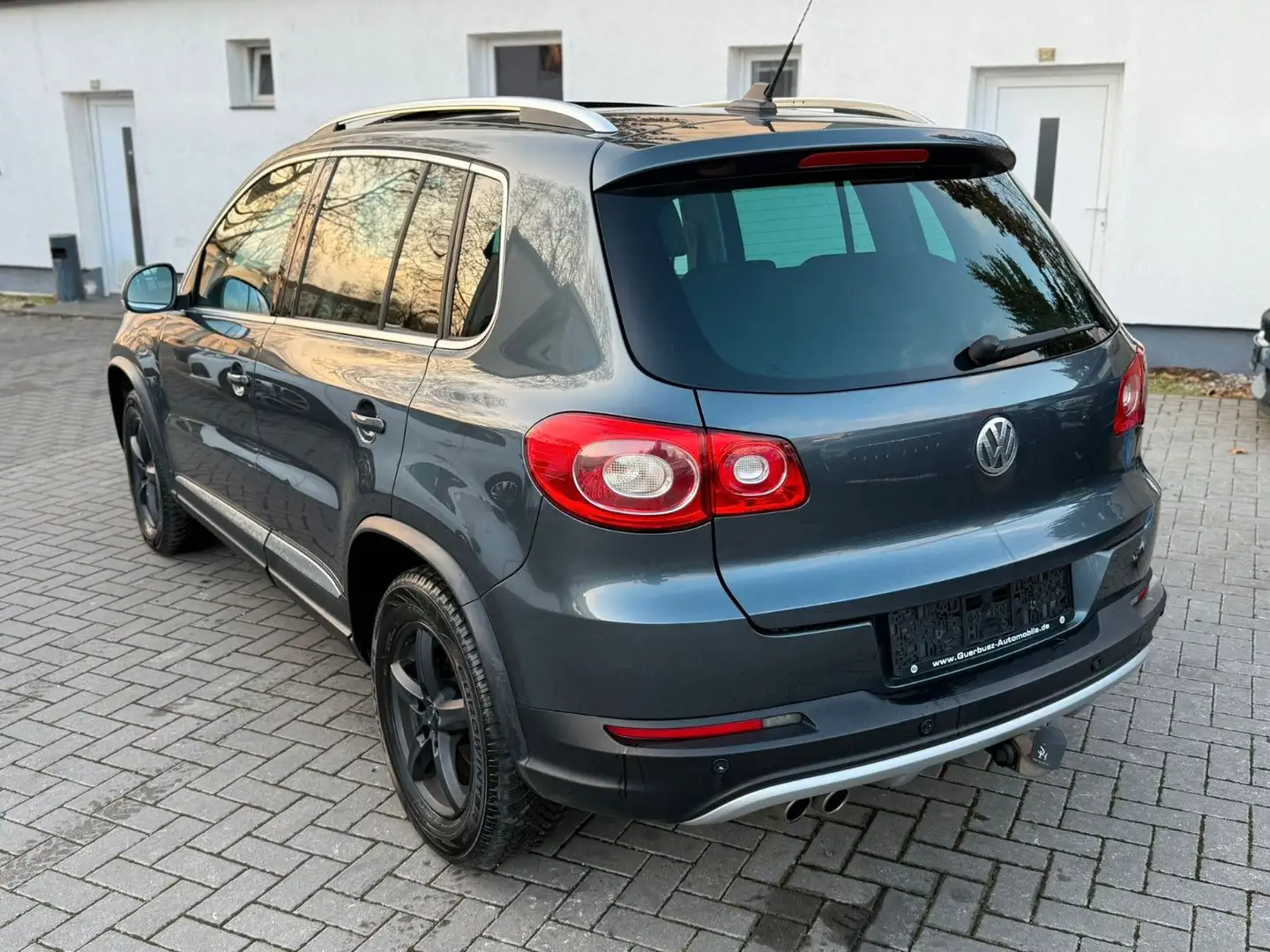 Volkswagen Tiguan 2,0 T Track Avenue 4Mot*AHK*PANO*NAVI*PDC Grau - 1
