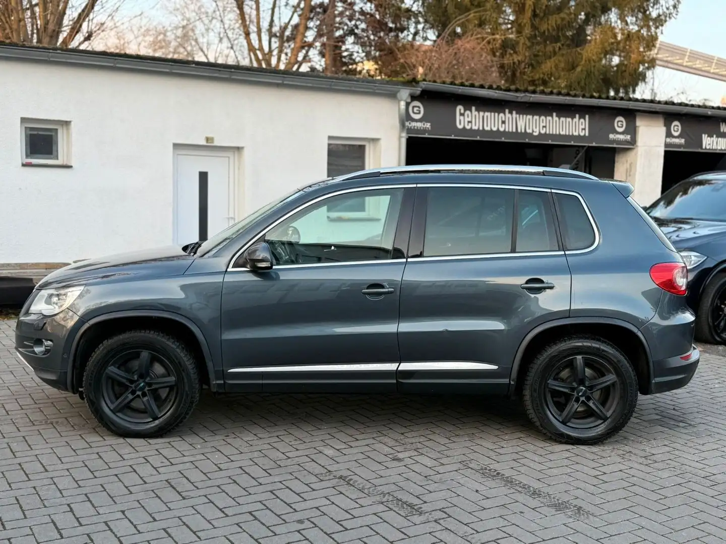 Volkswagen Tiguan 2,0 T Track Avenue 4Mot*AHK*PANO*NAVI*PDC Grau - 2