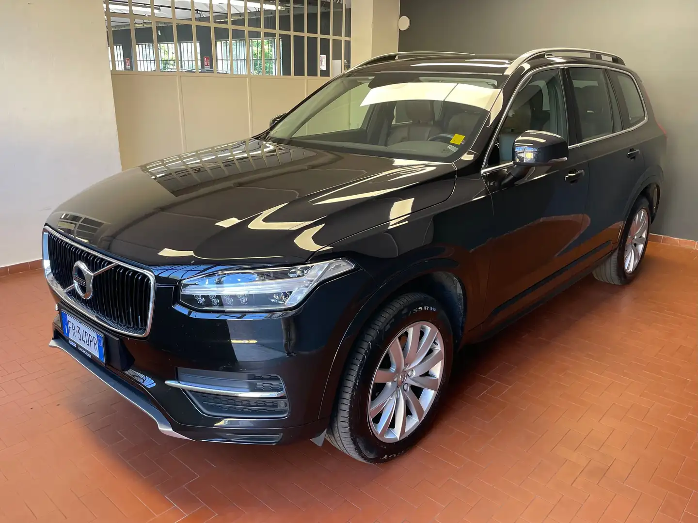 Volvo XC90 2.0 D5 AWD MOMENTUM GEARTRONIC 7 posti Noir - 2