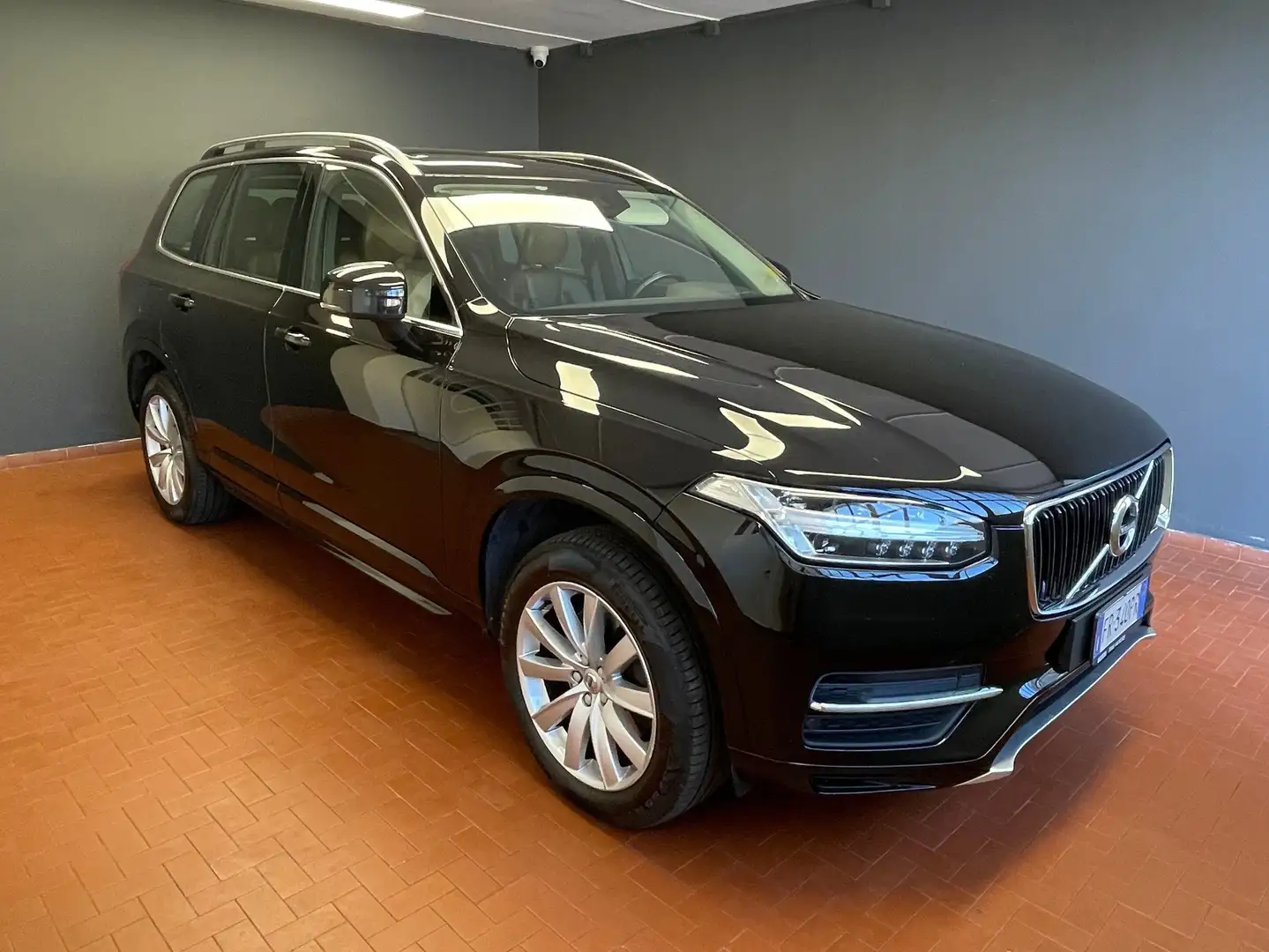 Volvo XC90 2.0 D5 AWD MOMENTUM GEARTRONIC 7 posti Noir - 1