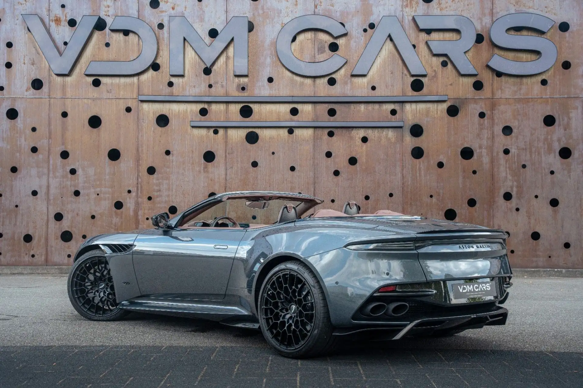 애스턴마틴 DBS Coupe 2023 건메탈 사진 4