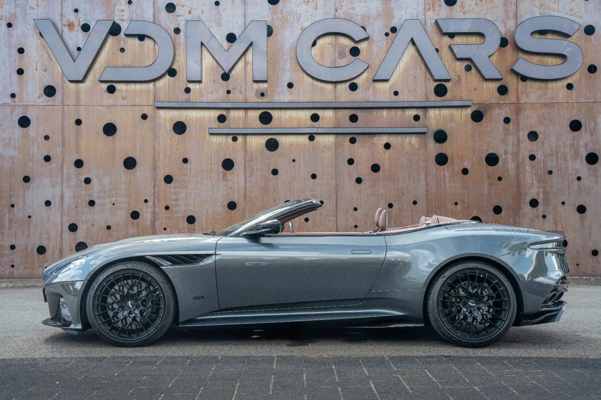 애스턴마틴 DBS Coupe 2023 건메탈 사진 8