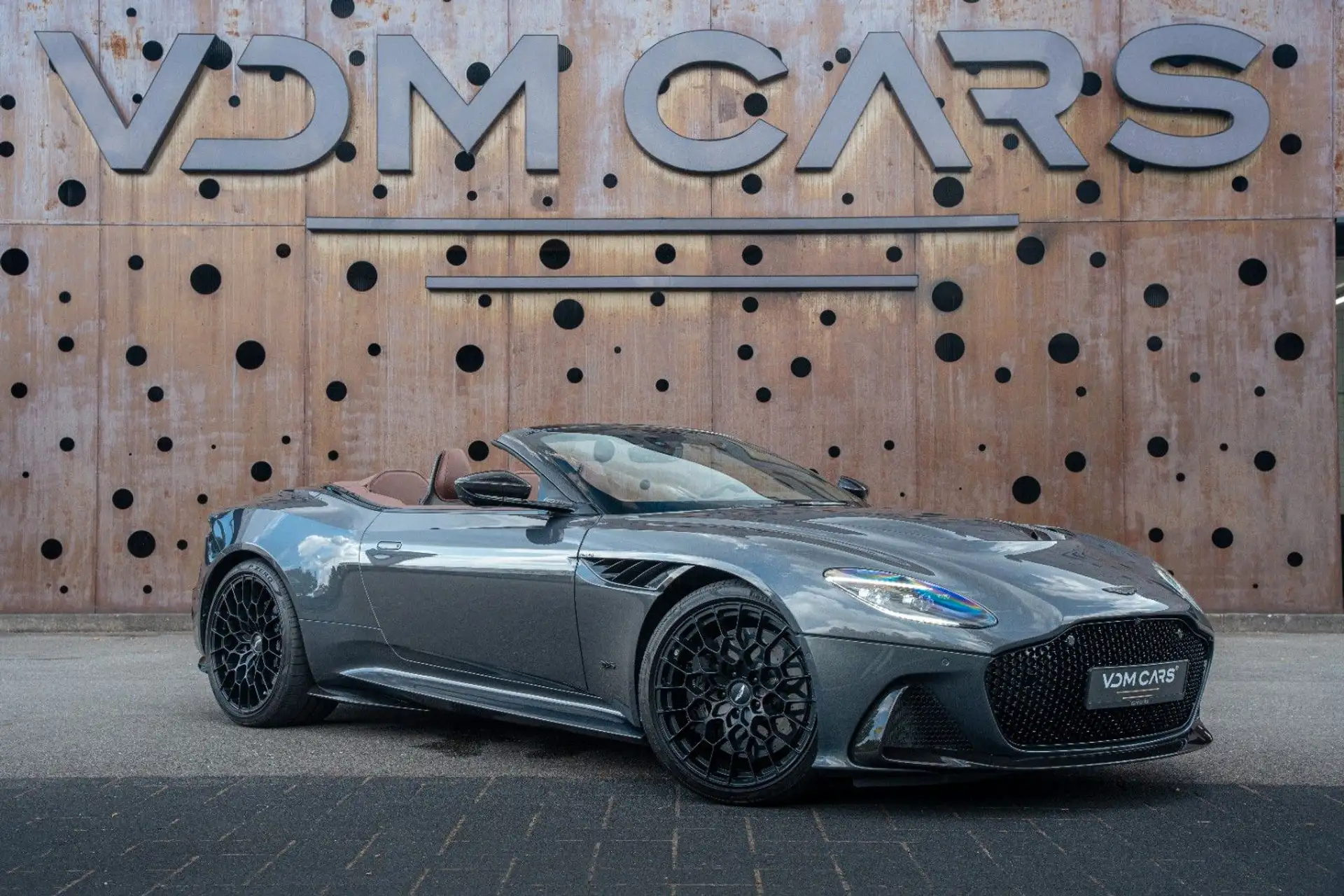 애스턴마틴 DBS Coupe 2023 건메탈 사진 3